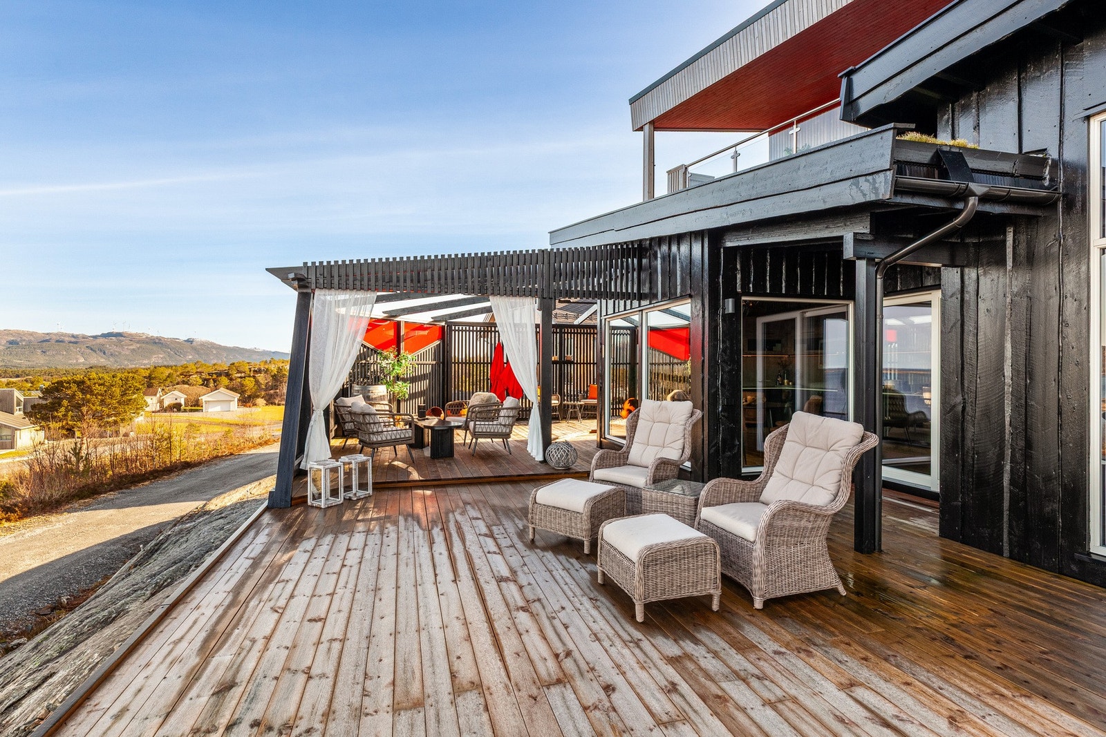 Fra stuen i 1. etasje har man utgang til romslig og pent opparbeidet terrasse Galleribilde