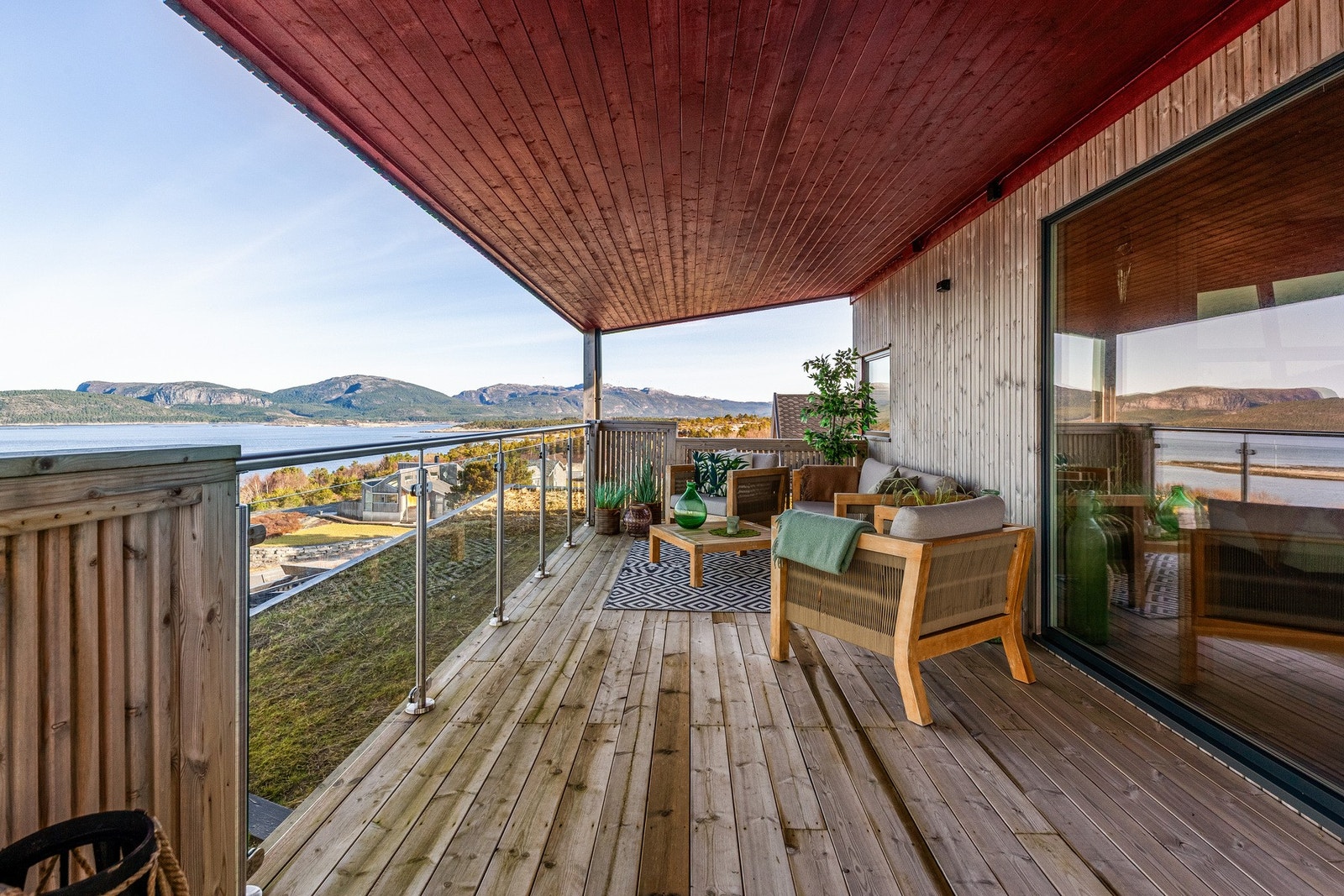 Fra loftstuen har man utgang til en nydelig balkong med plass for utemøblement Galleribilde