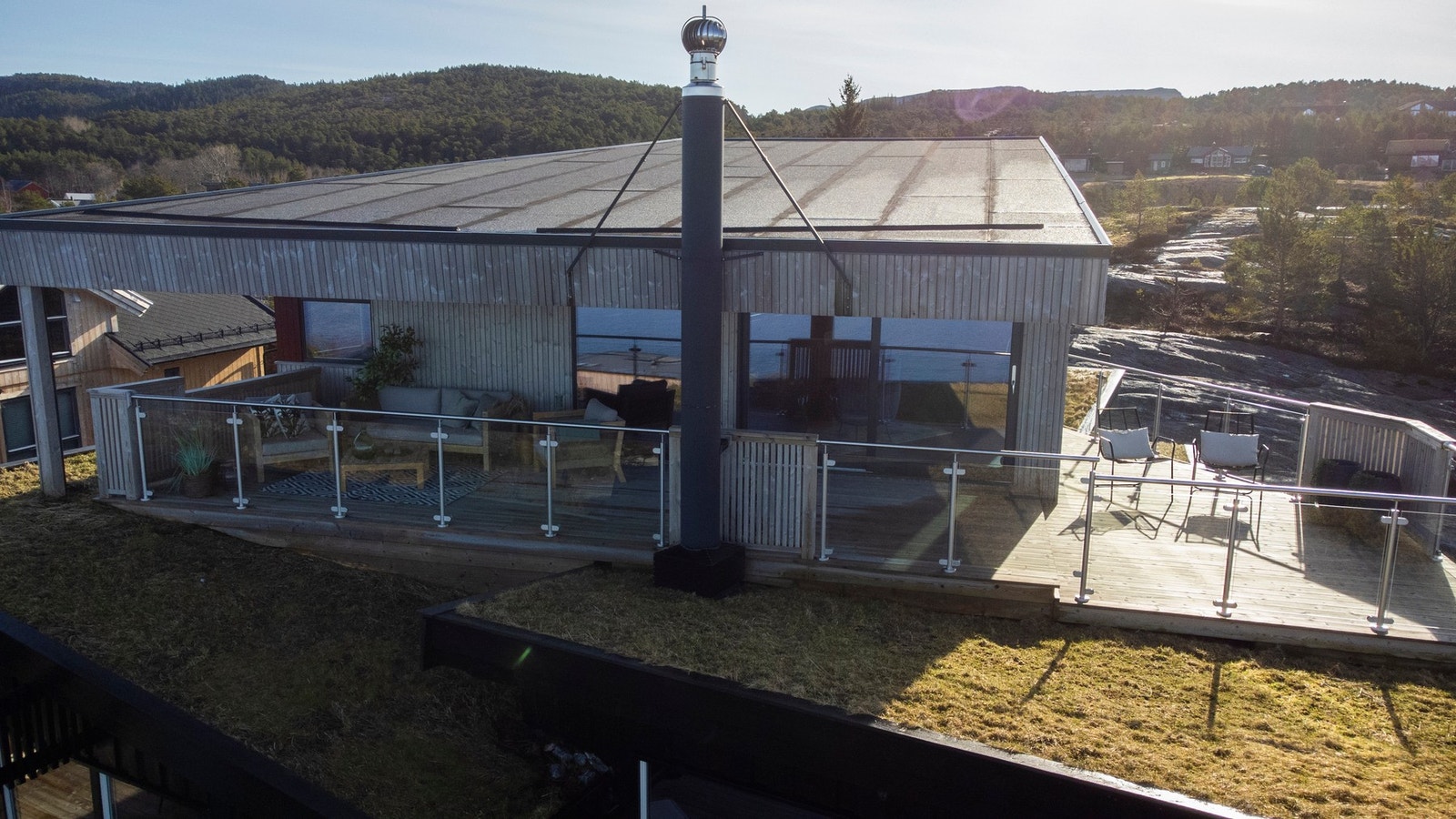 Fra loftstuen har man utgang til en nydelig balkong med plass for utemøblement Galleribilde