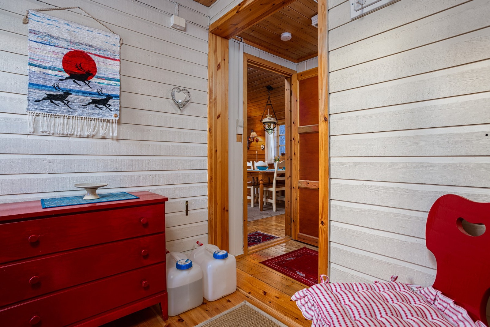 Leder fint videre til hyttens ulike rom. Galleribilde