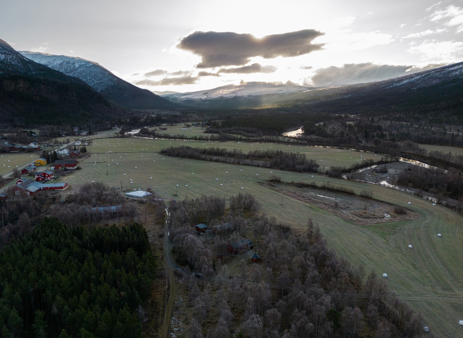 Og denne vakre og velholdte hytten omringet av vakre omgivelser. Galleribilde