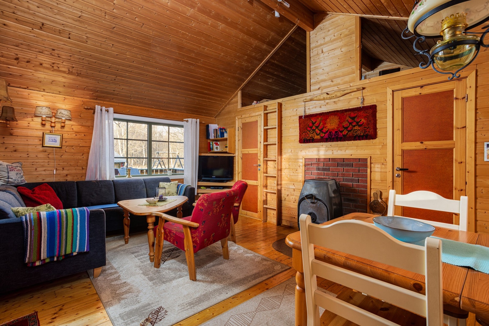 Romslig stue med høy takhøyde danner en utmerket sosial sone. Galleribilde