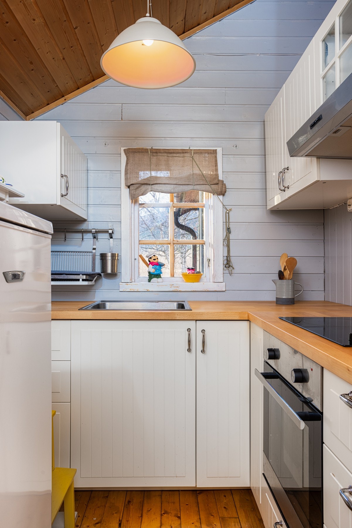 Integrert stekeovn og platetopp. Rikelig med lagringsplass i over- og underskap. Galleribilde