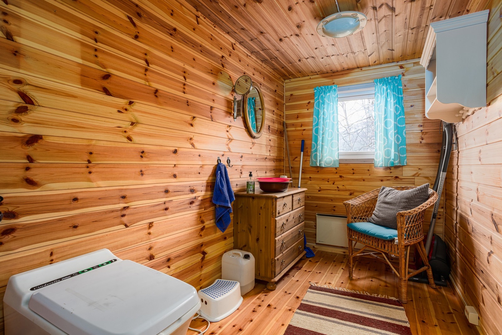 WC-rom med forbrenningstoalett. Galleribilde