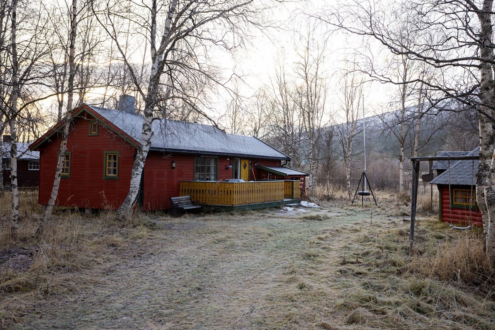 Og denne velholdte hytten omringet av vakre omgivelser. Galleribilde