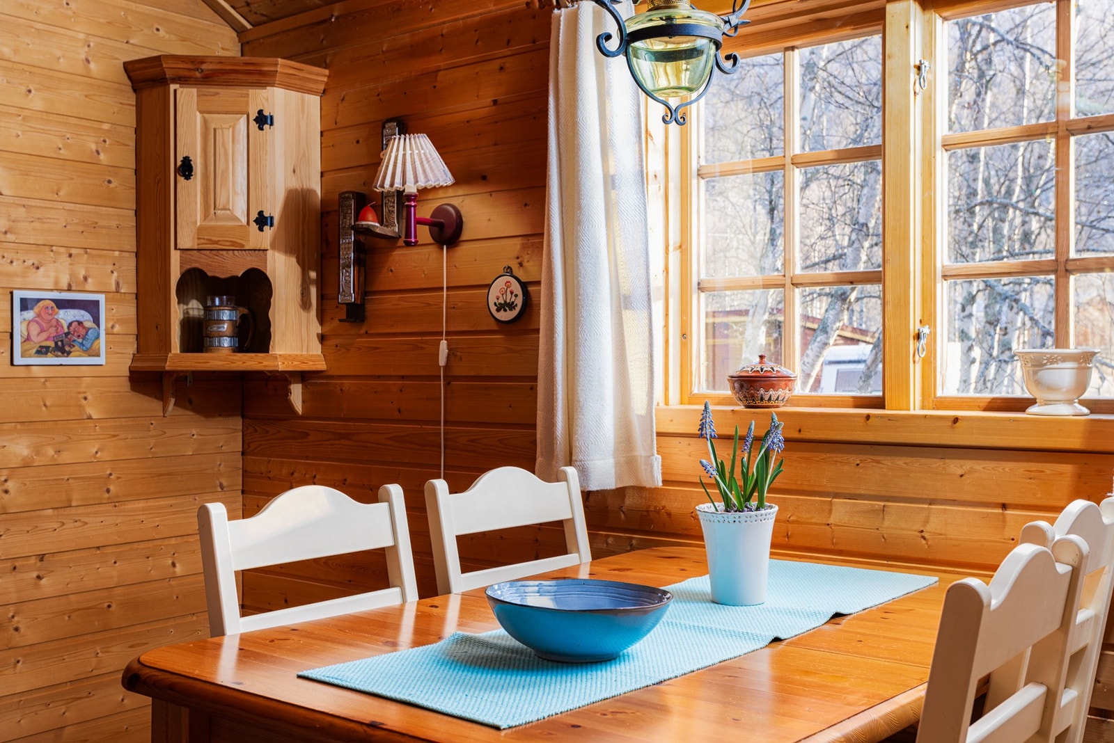 Naturlig sone for spisegruppe kan dannes like ved kjøkkenet. Galleribilde