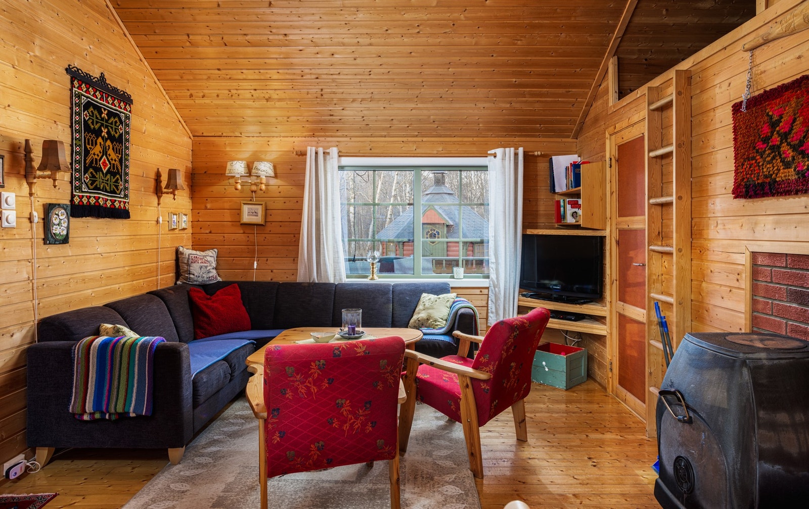 En god varm peis er prikken over i'en for hyttekosen. Galleribilde