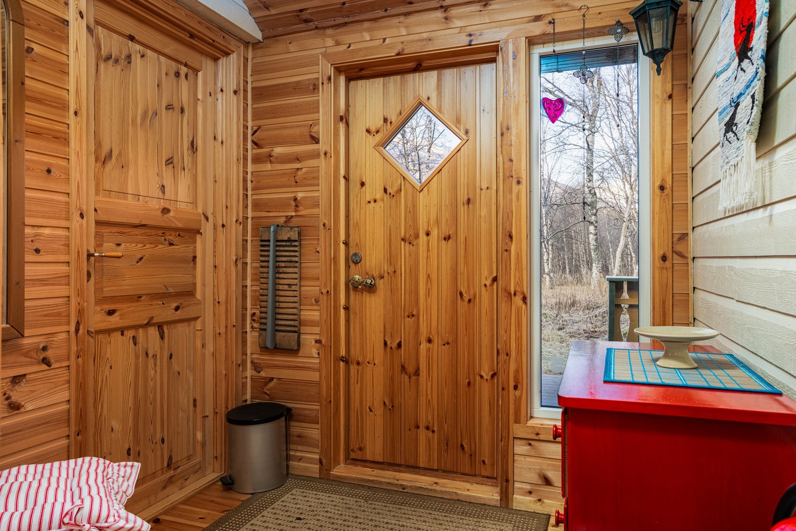 Hytten har en romslig og innbydende entre Galleribilde
