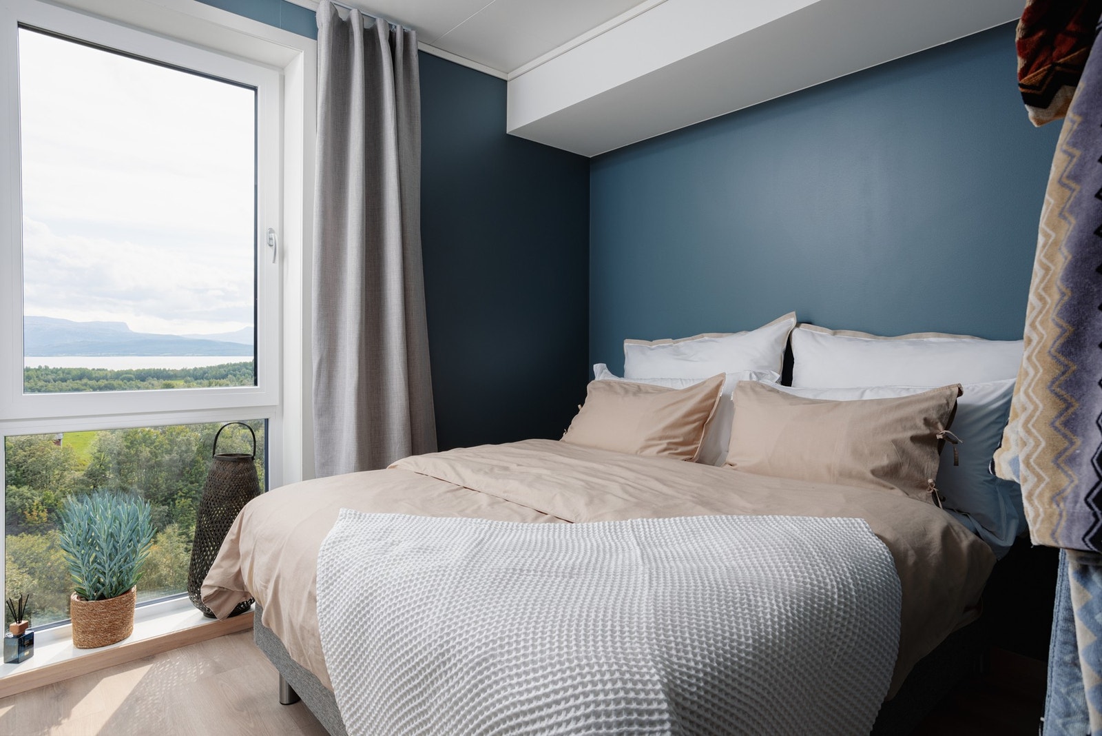 Romslig soverom i lune farger med stort vindu. Galleribilde