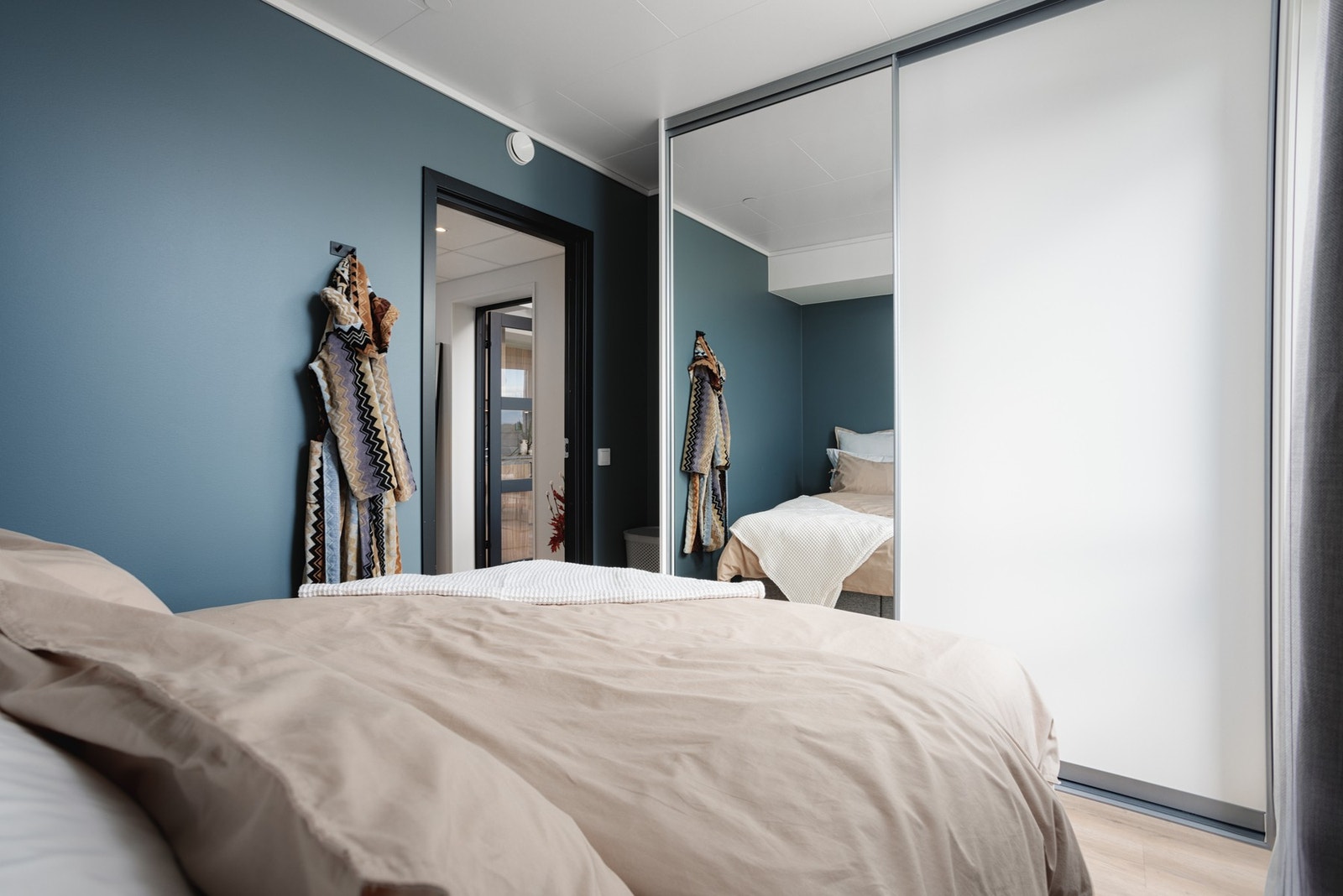 God plass til dobbeltseng og garderobeskap. Galleribilde