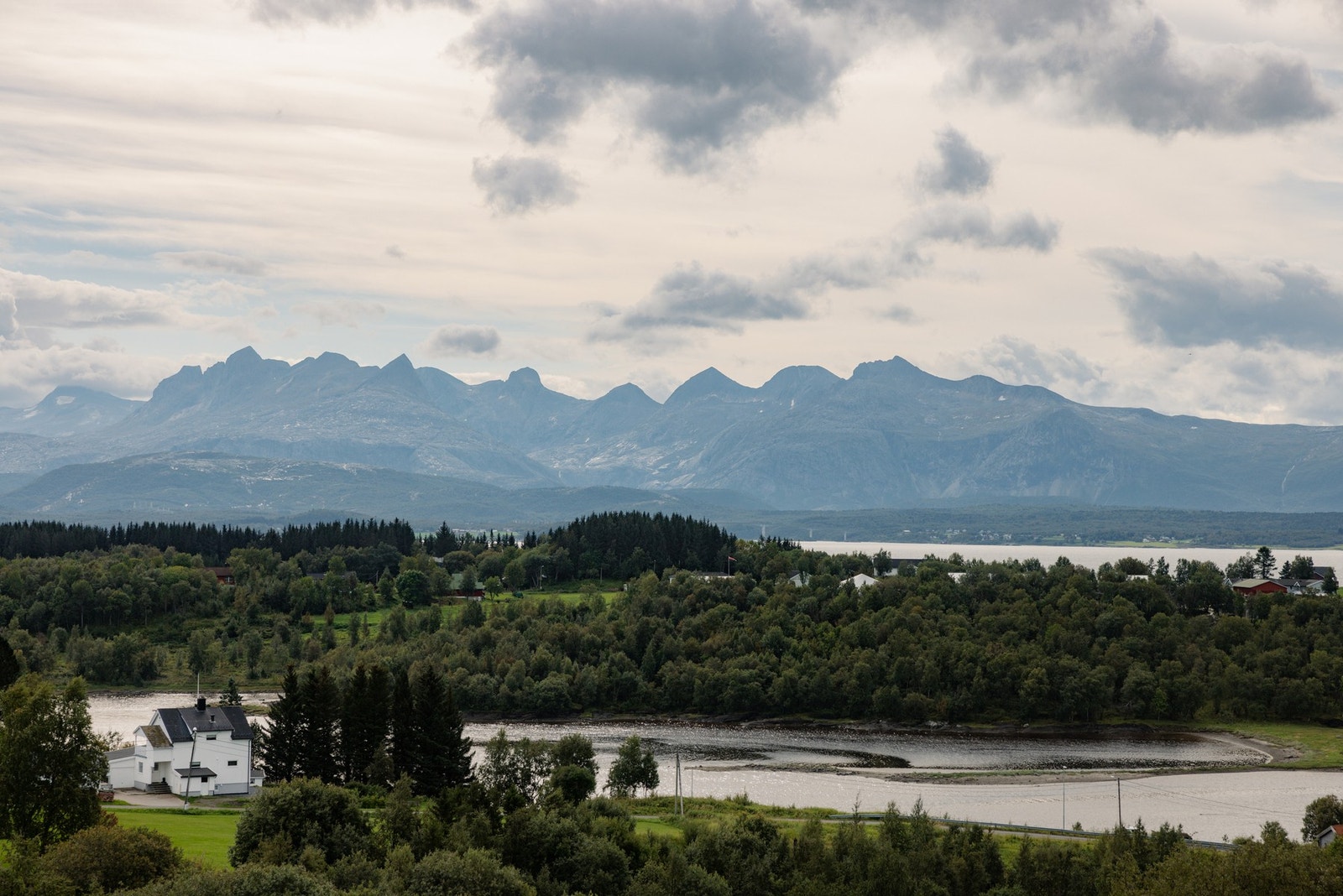 En utsiktsleilighet uten like! Med fine detaljer innvendig også. Galleribilde