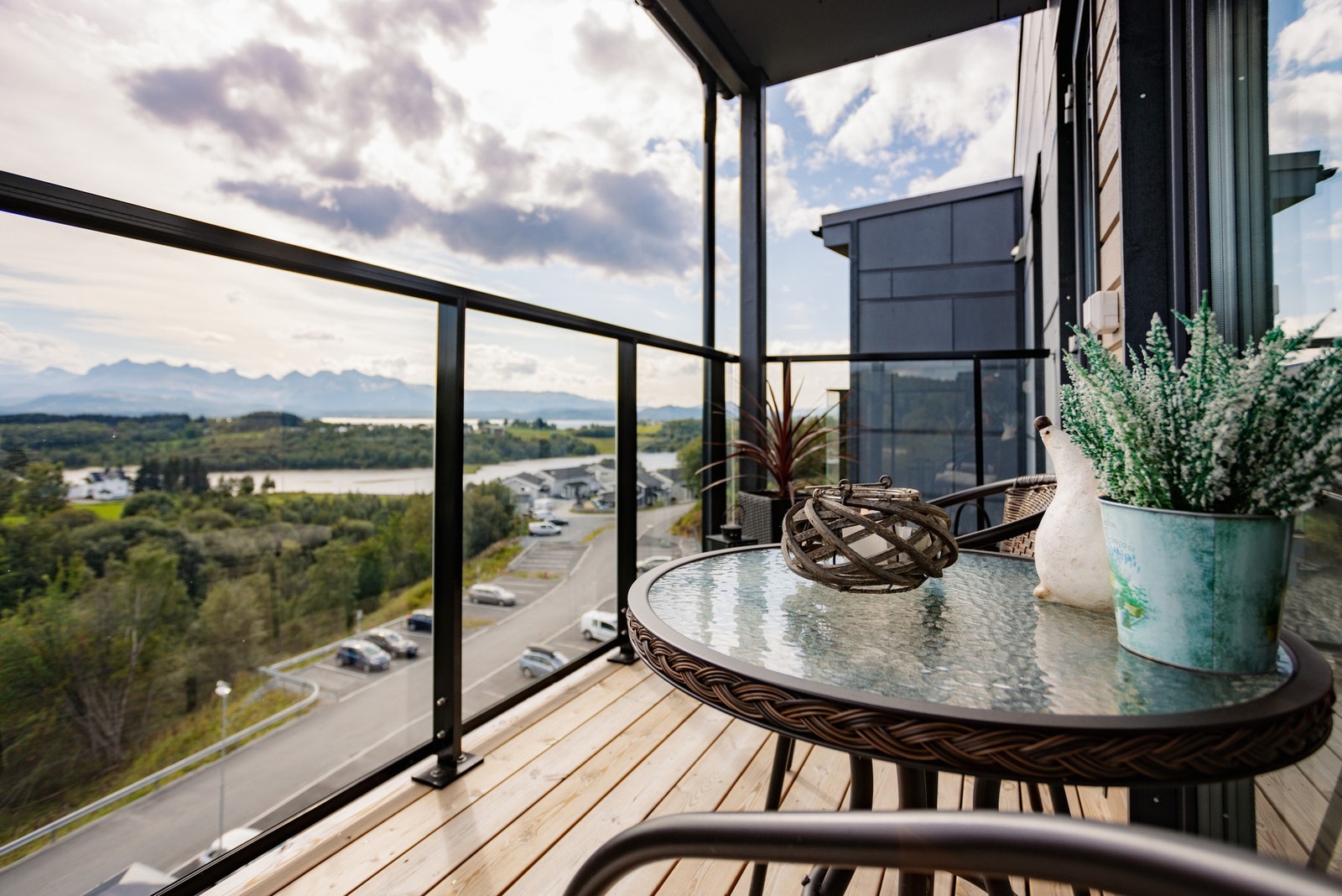 Den sørøst-vendte balkongen gir gode solforhold, samt muligheten til å komme nærmere utsikten. Galleribilde