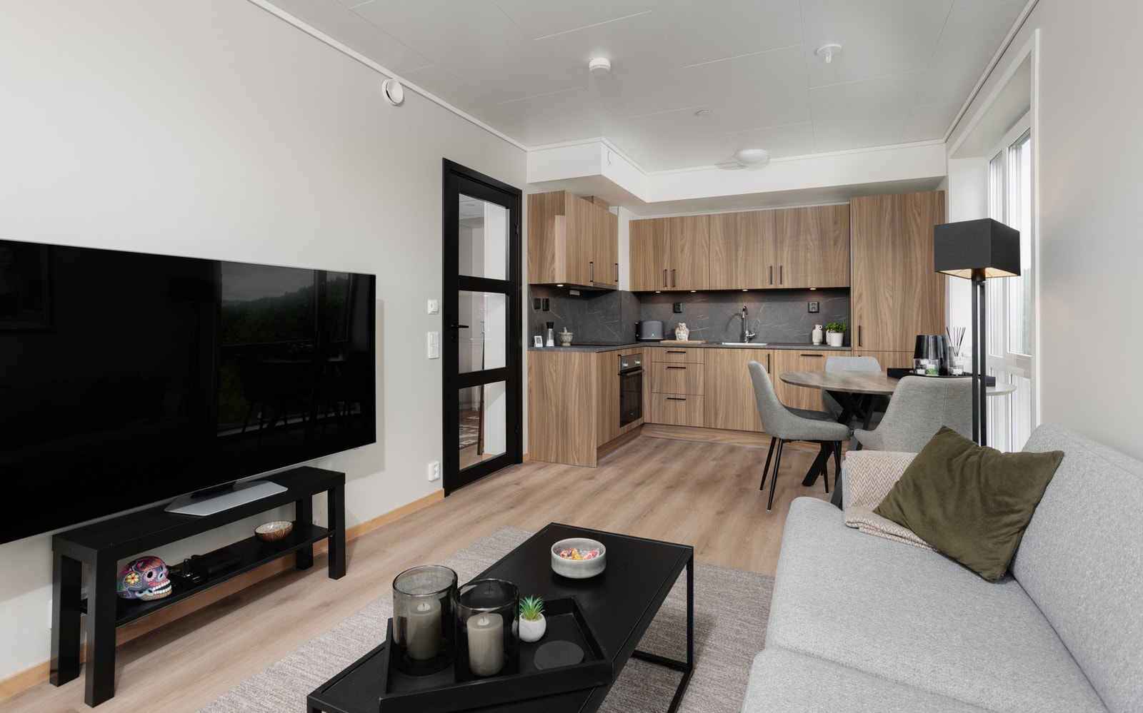 Inn i den åpne stue/kjøkken-løsningen blir du møtt av store, flotte vindusflater. Galleribilde