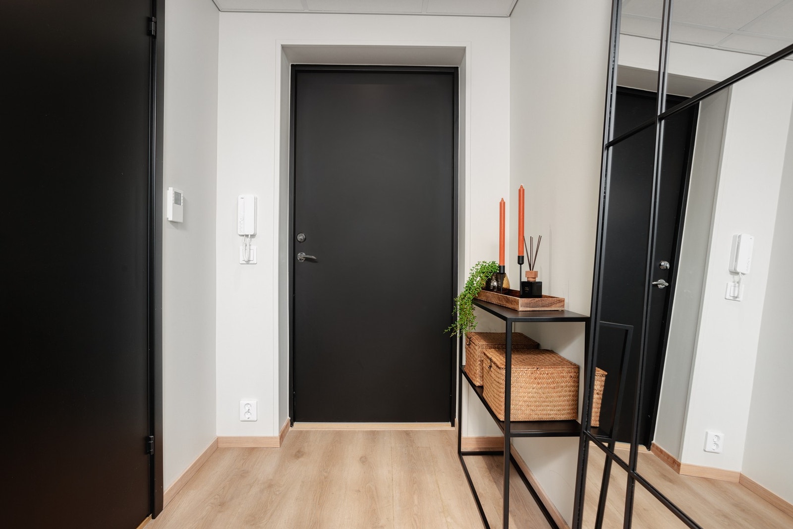 Innbydende entre med svarte detaljer. Varme i gulv i entre, stue/kjøkken og bad. Galleribilde