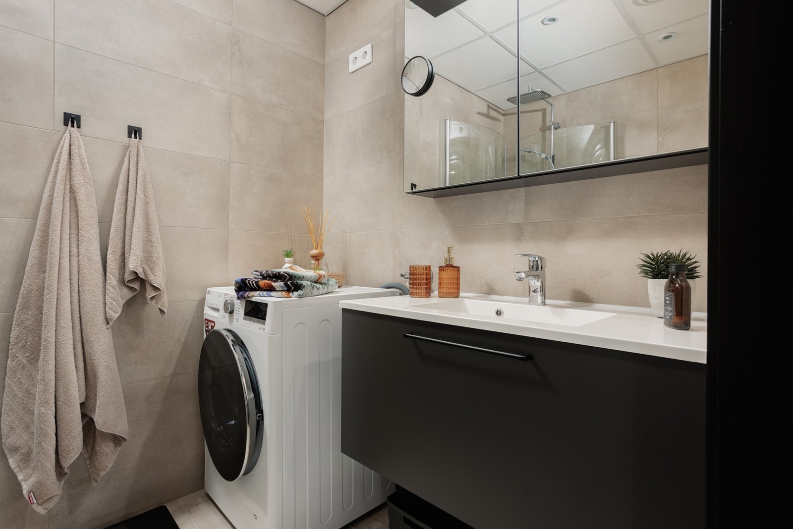 Passende svart innredning som gir godt med oppbevaring. Galleribilde