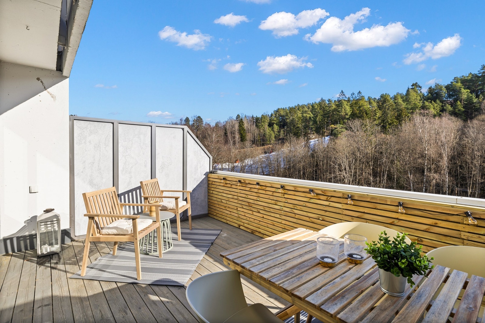 Et herlig uterom hvor en kan nyte fine dager så vel som flotte kvelder. Galleribilde