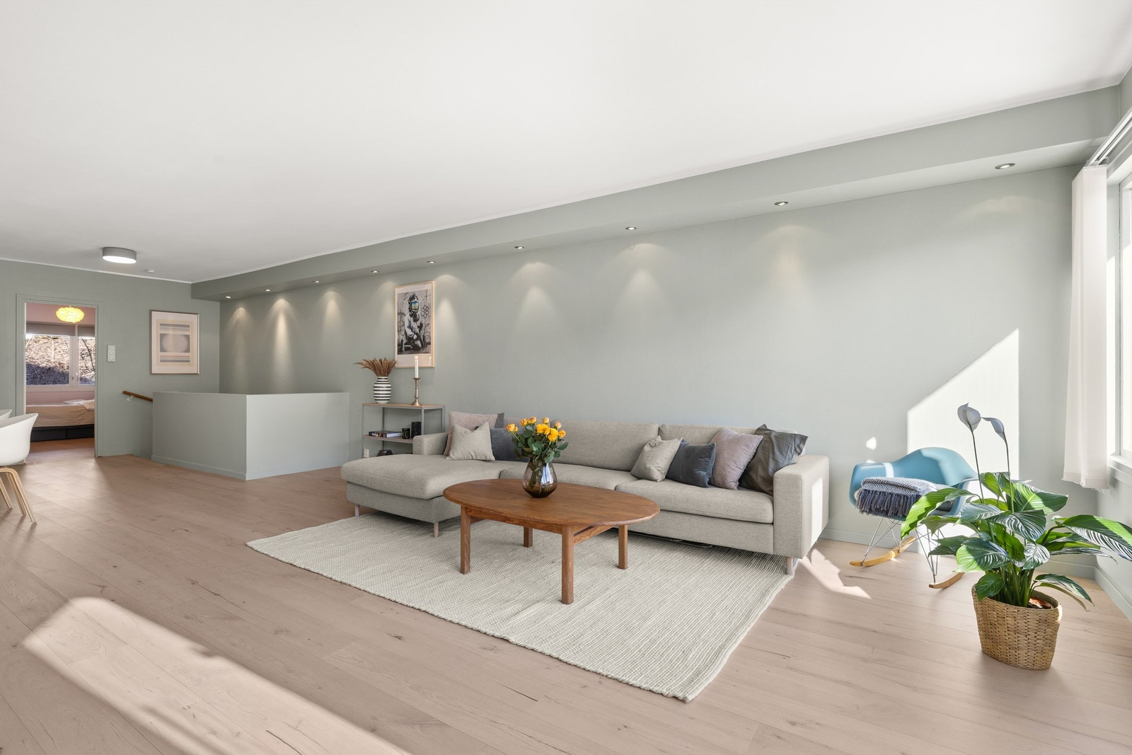 Den sosiale og åpne løsningen gir god plass og flere innredningsmuligheter, og kan enkelt deles inn i ulike soner. Galleribilde