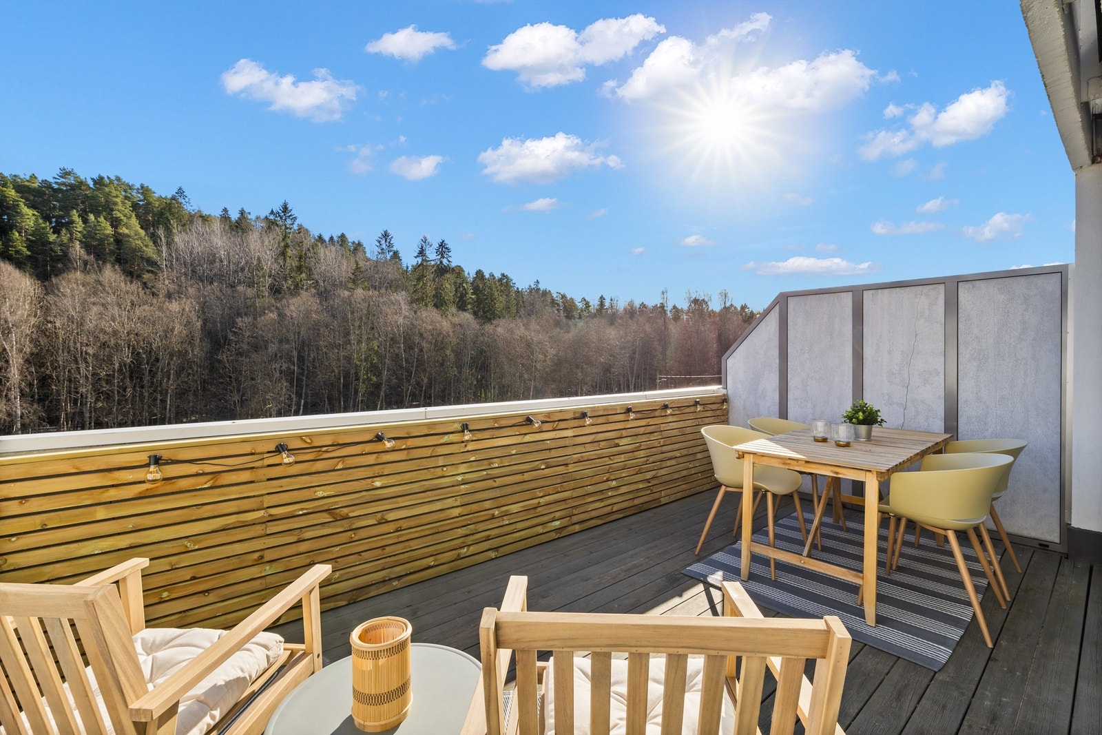 Terrassen er usjenert og innbyr til å nyte de gode sol- og utsiktsforholdene i naturskjønne omgivelser. Galleribilde