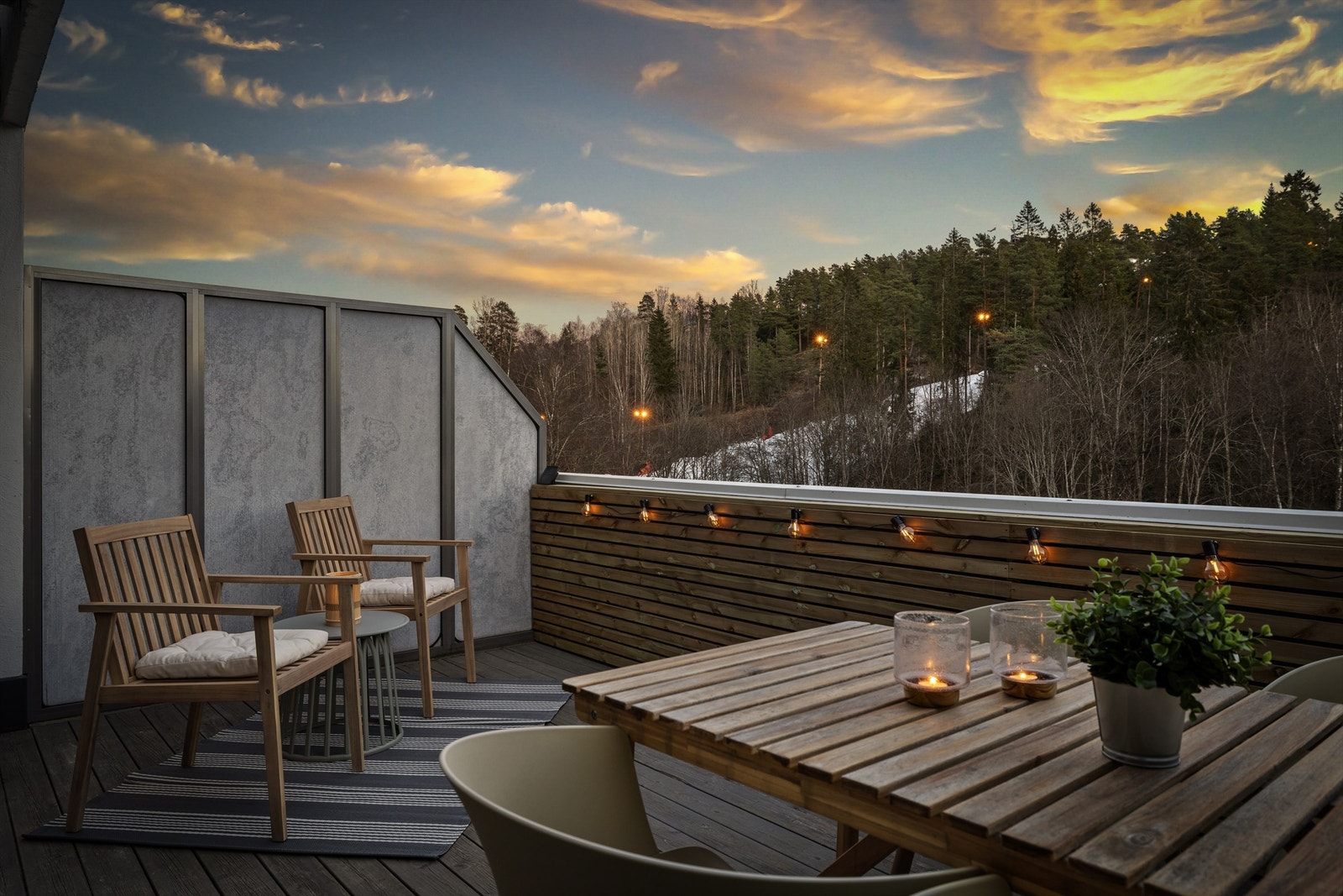 Romslig terrasse på ca. 15 kvm forlenger stuen i full bredde, og spesielt på deilige sommerdager går inne- og uterom over i hverandre i en deilig helhet. Galleribilde