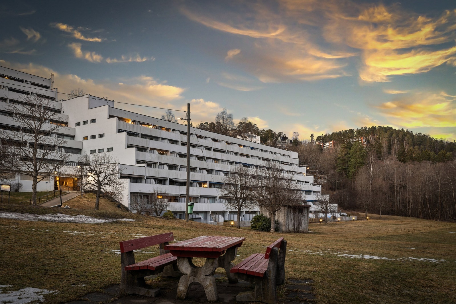 Tomten er pent opparbeidet med store plenarealer med bl.a. beplantning og lekeplass som ble oppgradert i 2020. Asfalterte adkomstveier. Grensende til sameiets tomt er store friområder med flotte tur- og rekreasjonsmuligheter. Galleribilde