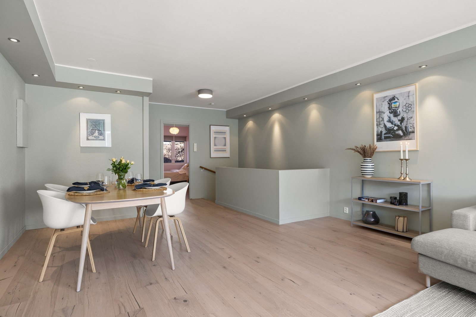 Her er det mer enn nok plass til begge deler, og kan enkelt deles inn i ulike soner. Det er rikelig med plass til å dekke til et skikkelig langbord ved større begivenheter. Galleribilde