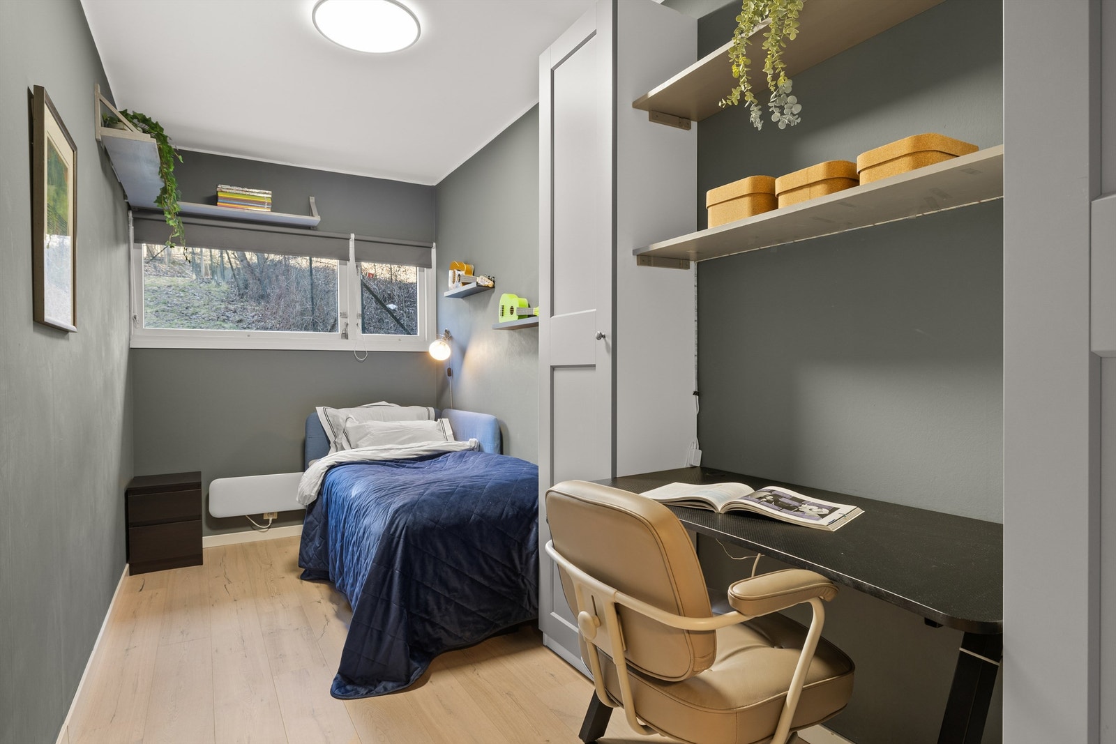 Soverom 3 av 3 utrustet med garderobeskap. Galleribilde