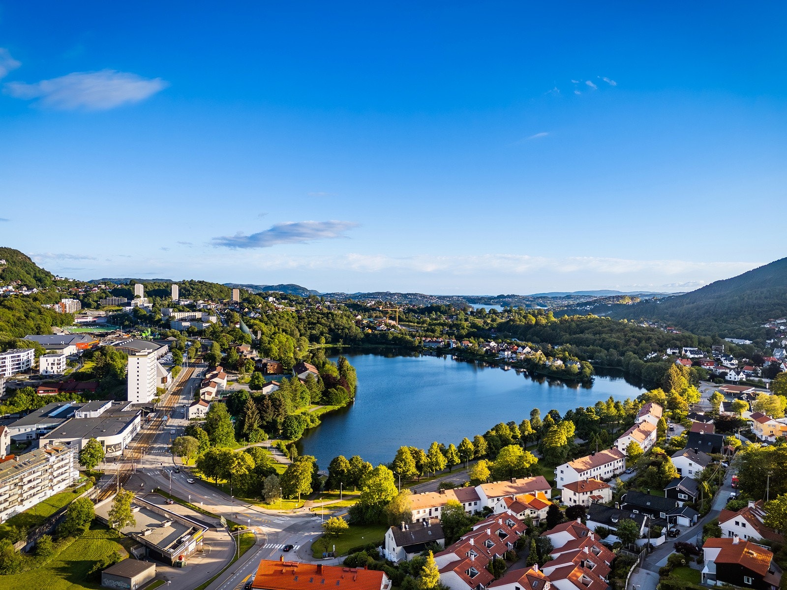 En kort spasertur unna finner en flotte Tveitevannet. Galleribilde