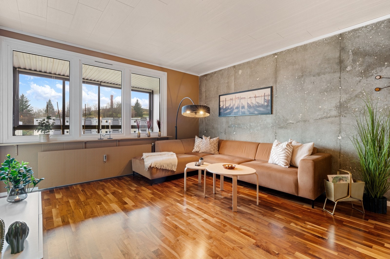 Flott 3-roms med stor innglasset balkong. Galleribilde