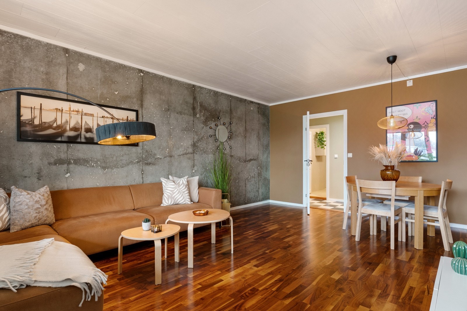 Leiligheten har en romslig stue, med rikelig av plass til møblering. Galleribilde