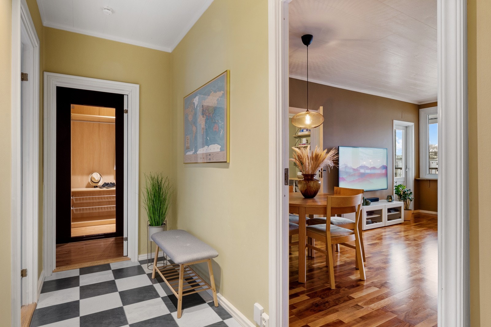 Det er en luftig gang mellom rommene. Galleribilde