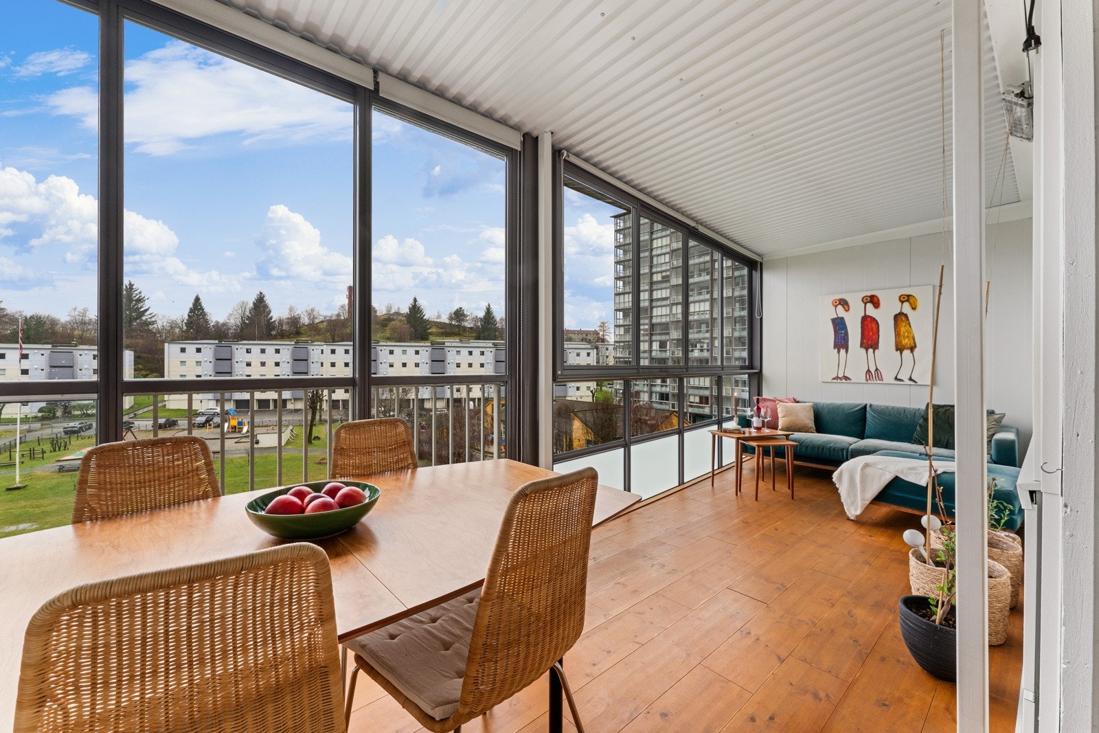 Fra stuen er det utgang til en stor og innglasset balkong på hele 18 kvm. Galleribilde