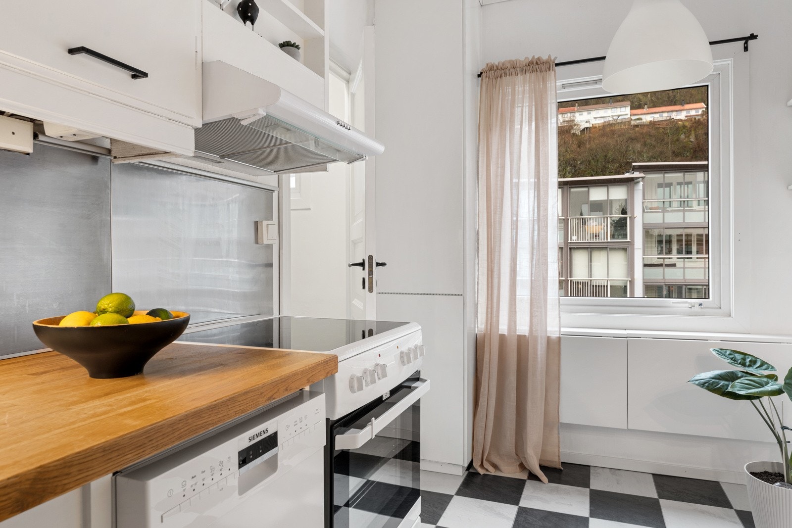 Herlig lysinnslipp på kjøkkenet. Galleribilde