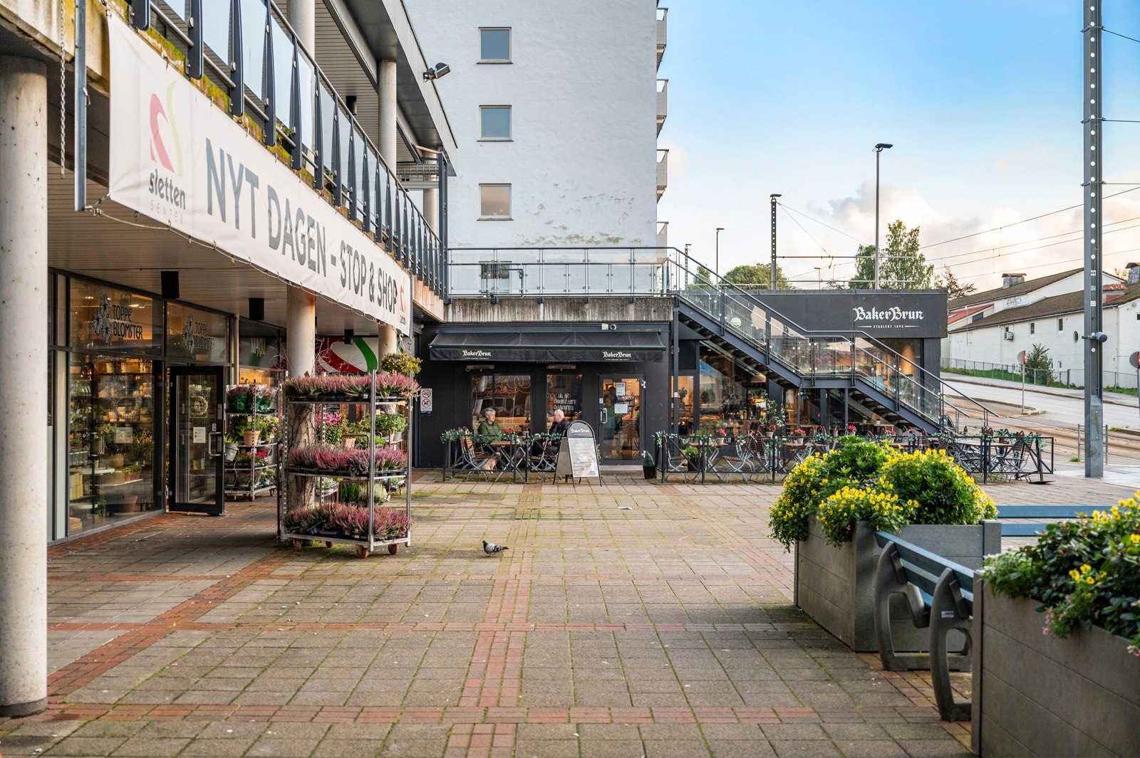 Sletten Senter ligger kun ca. 14 minutter i gange unna. Her er det et godt utvalg av butikker og servicetilbud. Galleribilde