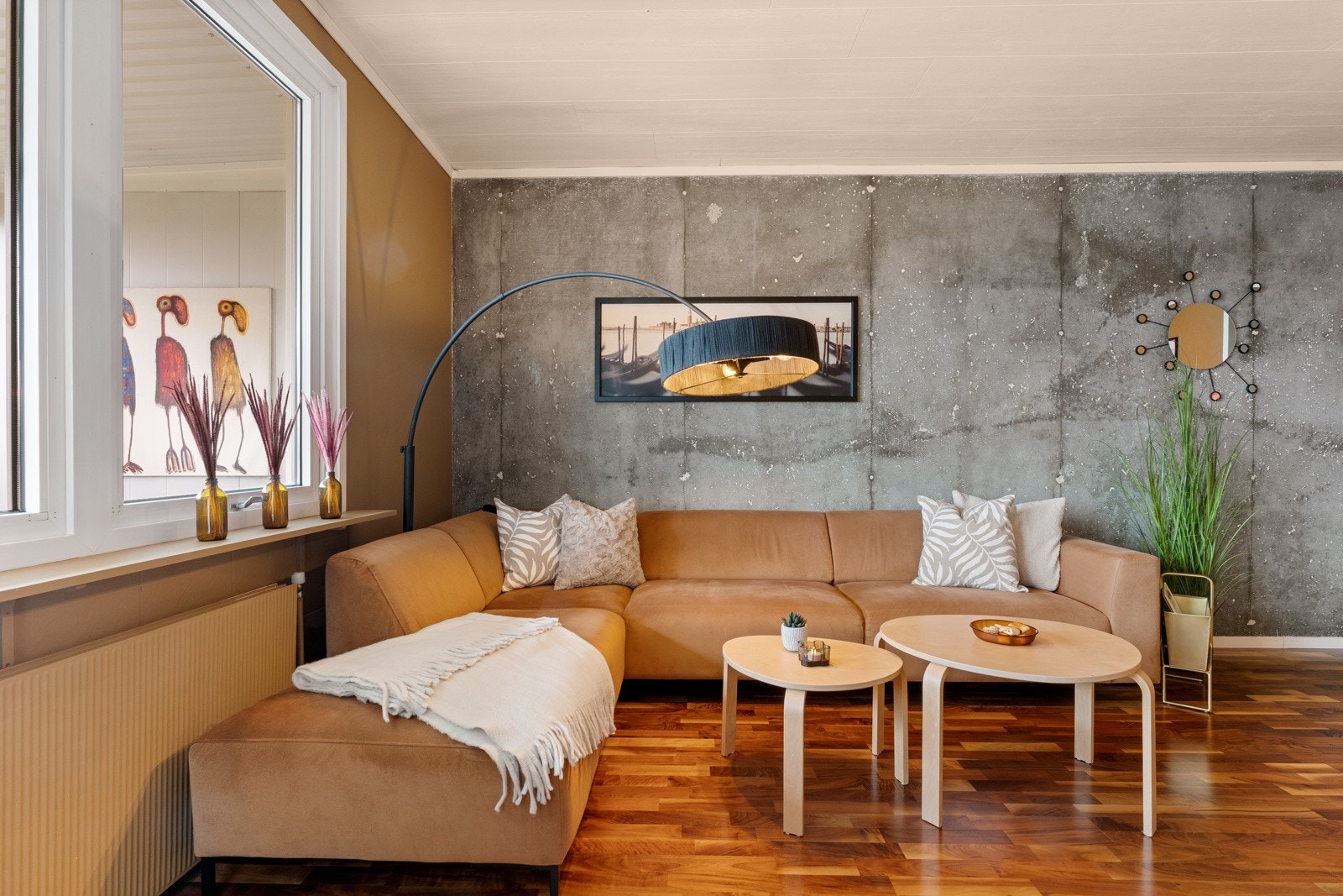 Gulvet i stuen er belagt med laminat. Galleribilde