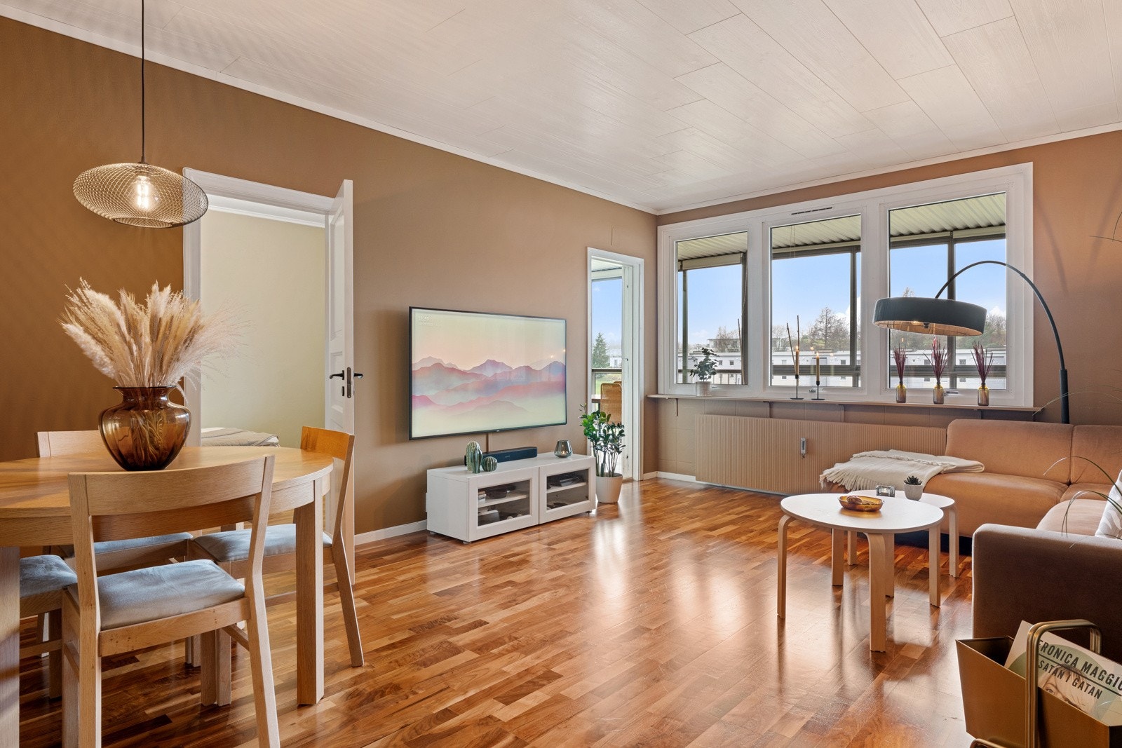 De store vindusflatene gir herlig lysinnslipp. Galleribilde