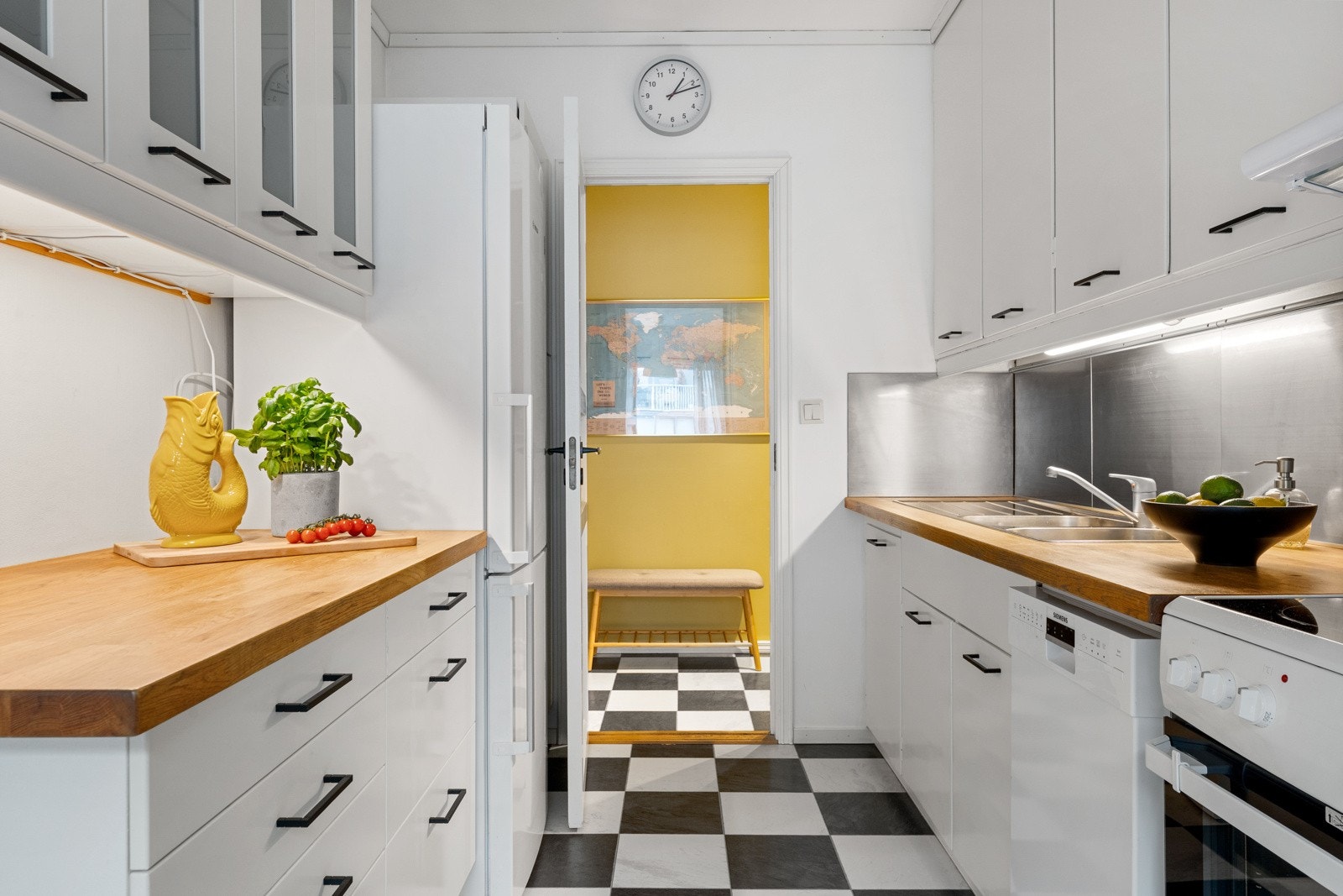 På kjøkkenet er det rikelig med skap- og benkeplass. Galleribilde