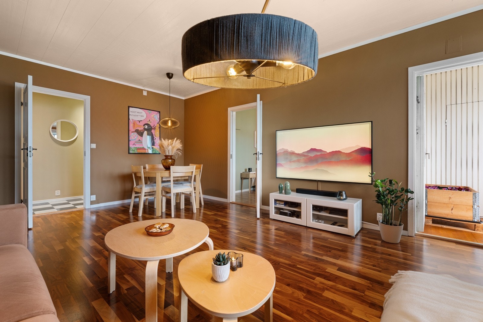 Fra stuen er det adkomst til et av soverommene. Galleribilde