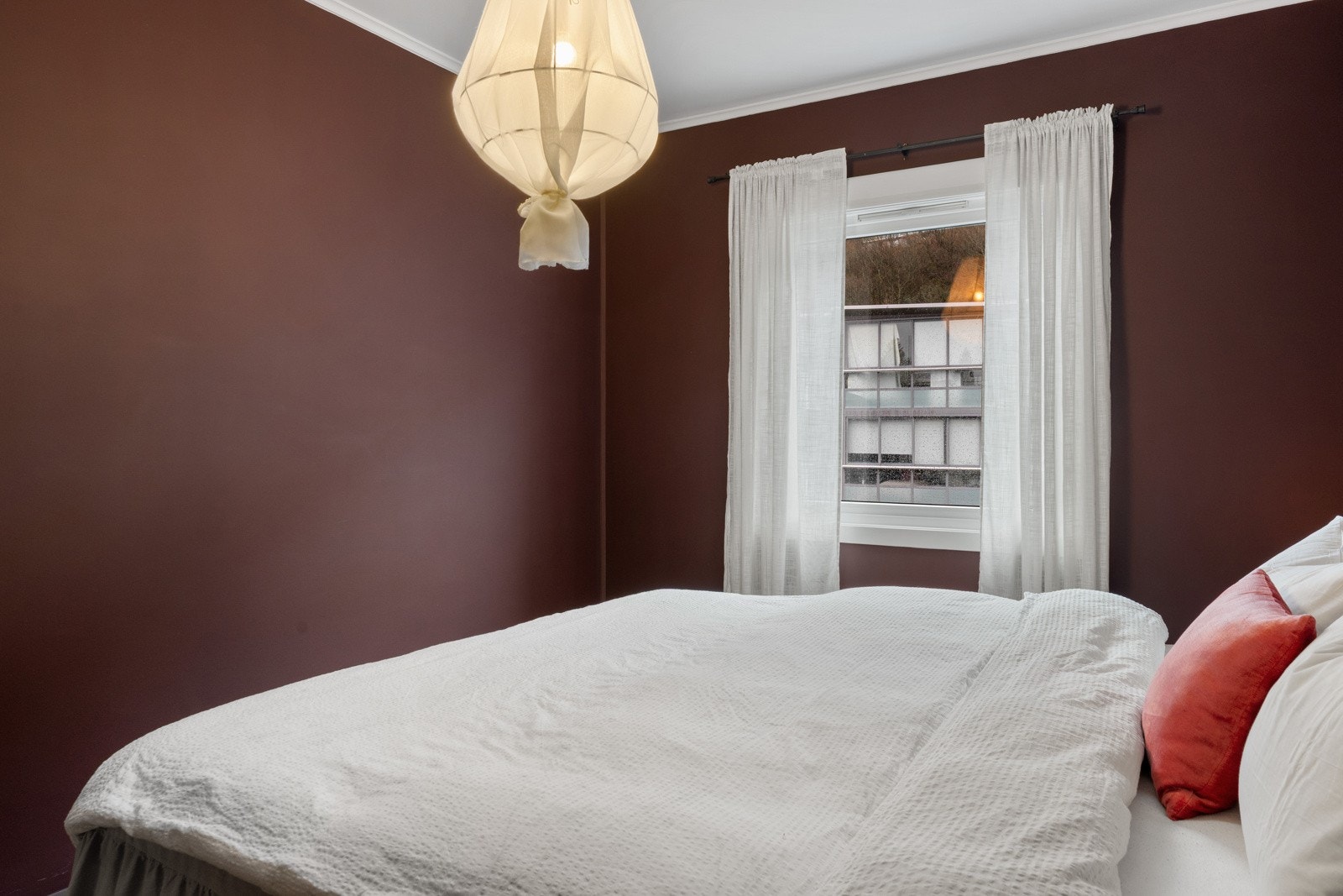 Her er det god plass til stor dobbeltseng, kommode, nattbord m.m. Galleribilde