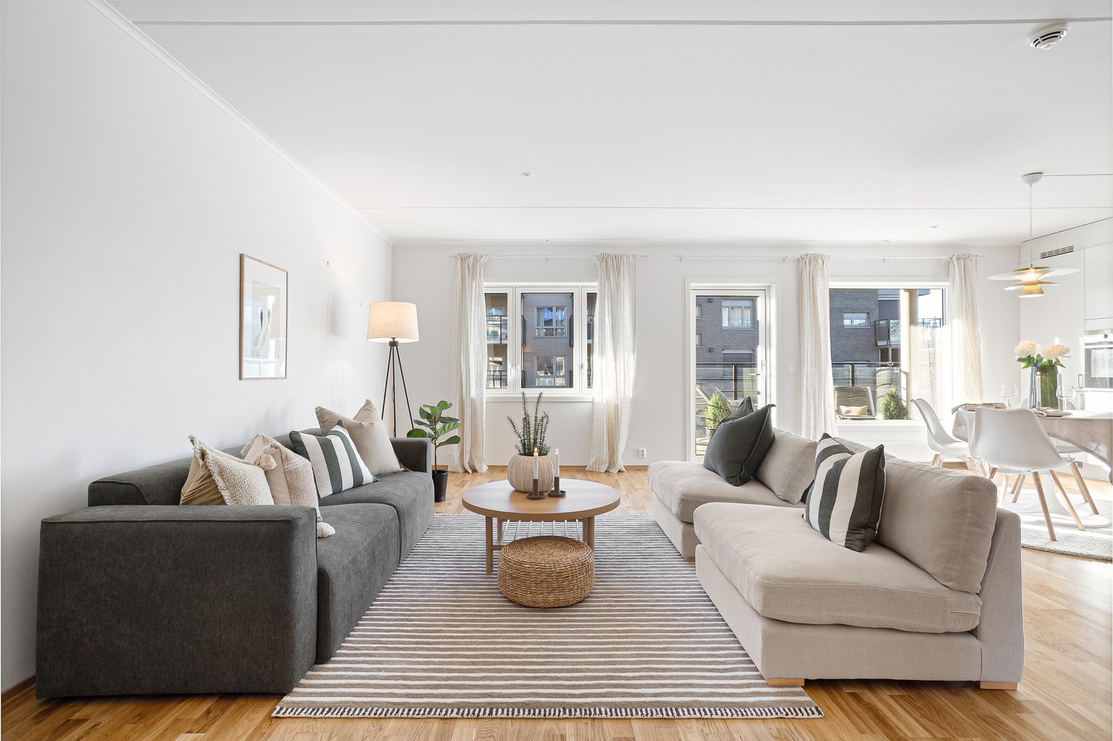 Lys og romslig stue i sammenheng med kjøkken Galleribilde