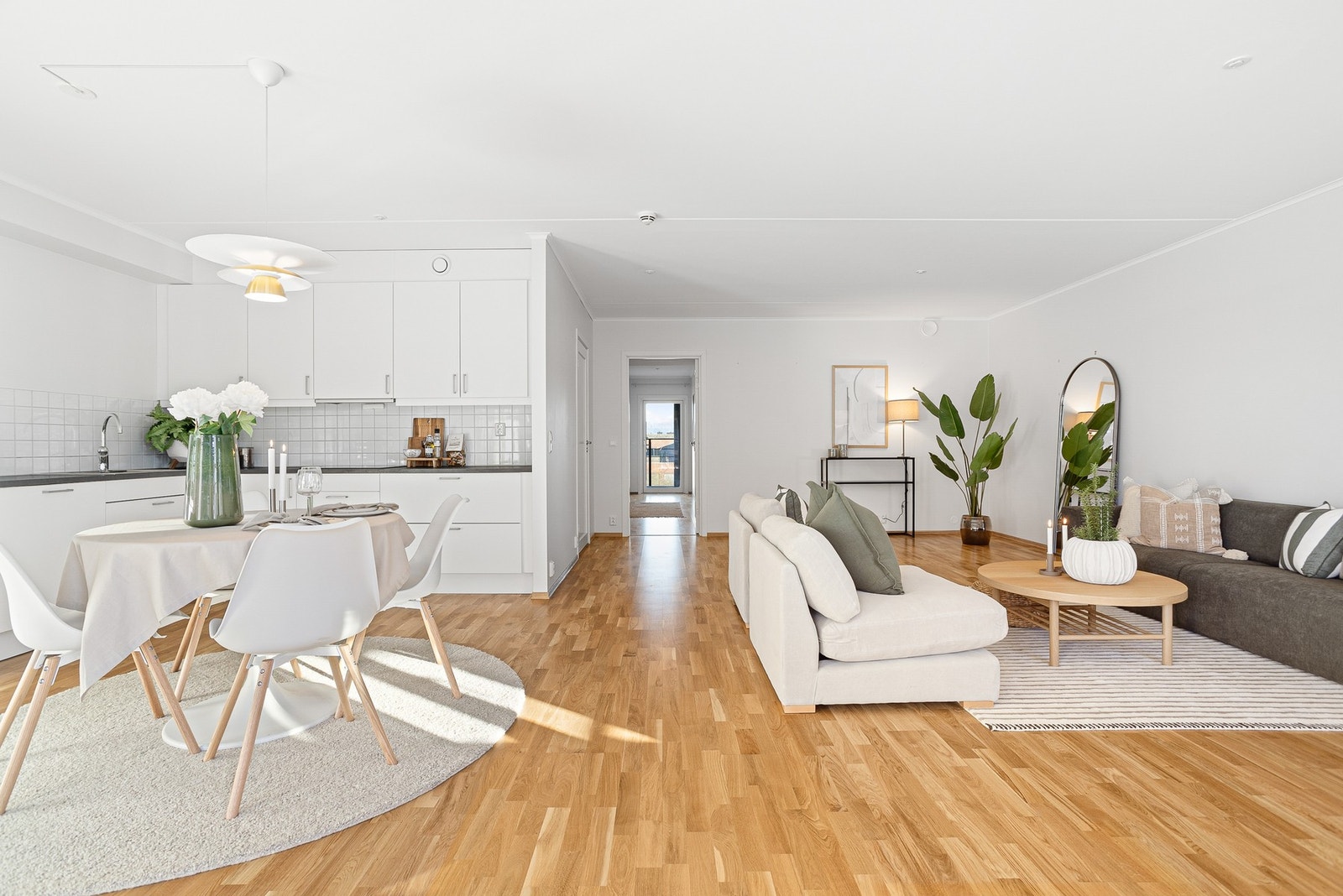 Solid laminat benkeplate og integrerte hvitevarer. Galleribilde