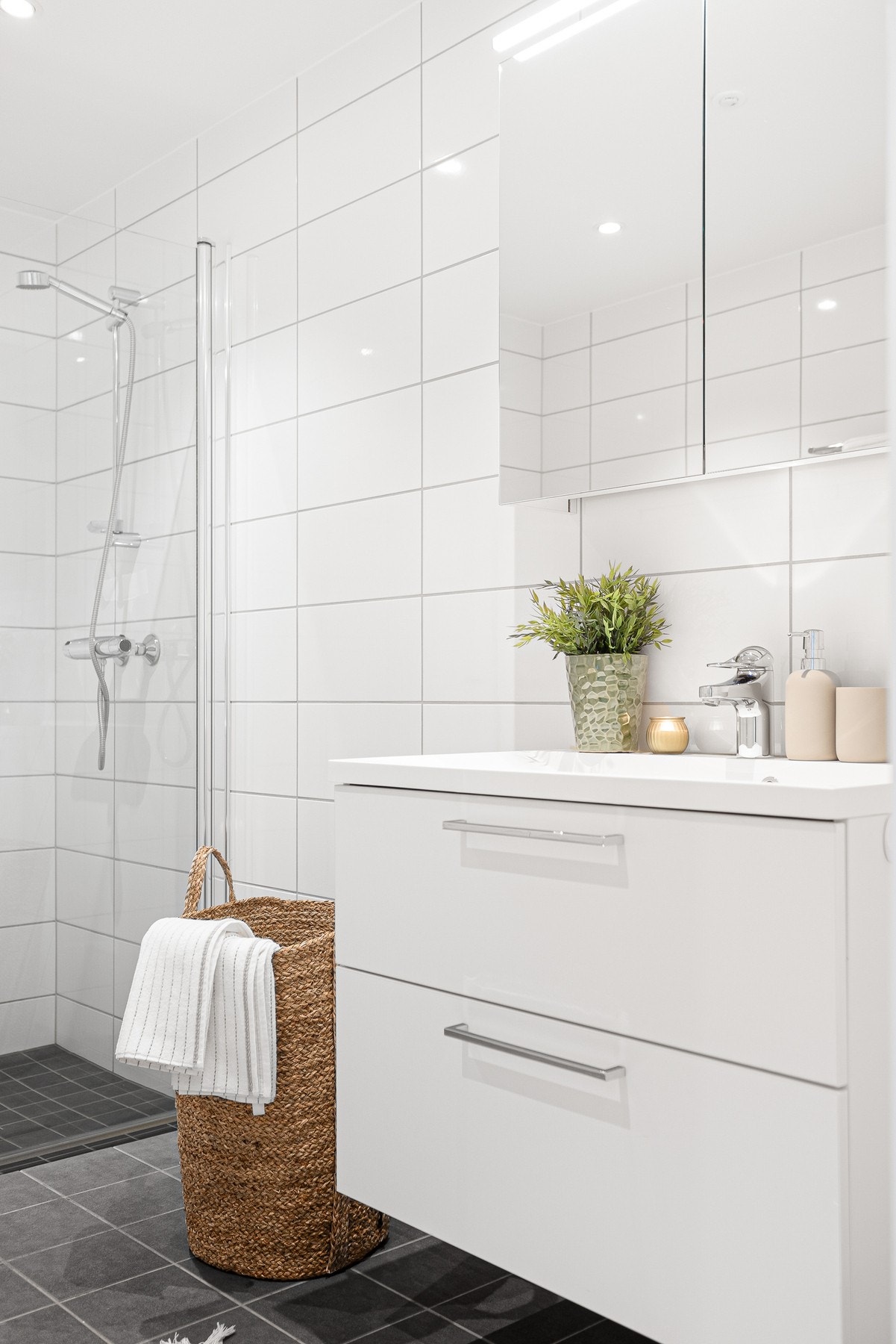 Her er det også installert praktisk innredning med servant, ett-hånds batteri, veggmontert toalett og en dusjnisje med glassdør. Galleribilde