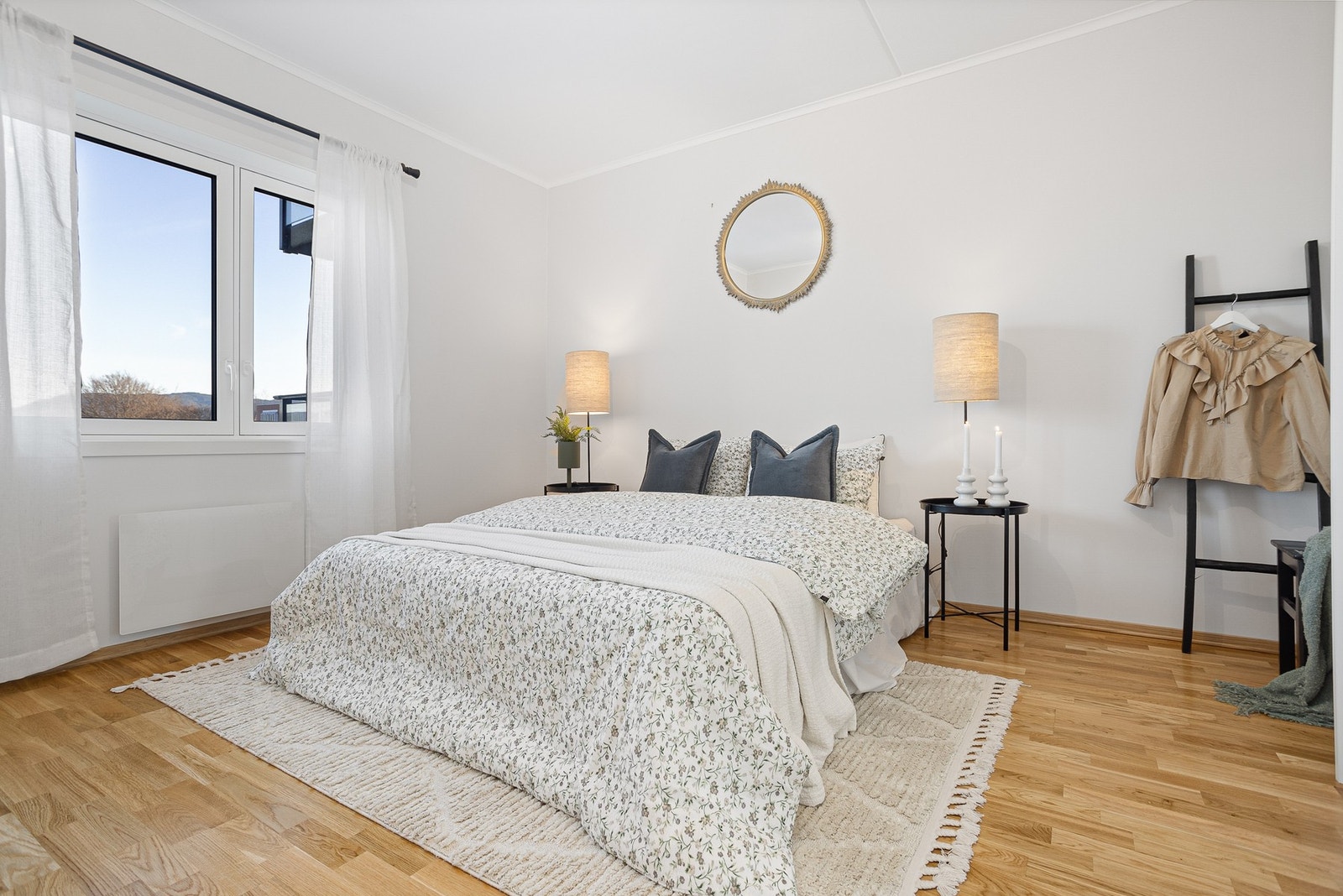 Hovedsoverommet har god plass til seng og garderobesystem Galleribilde