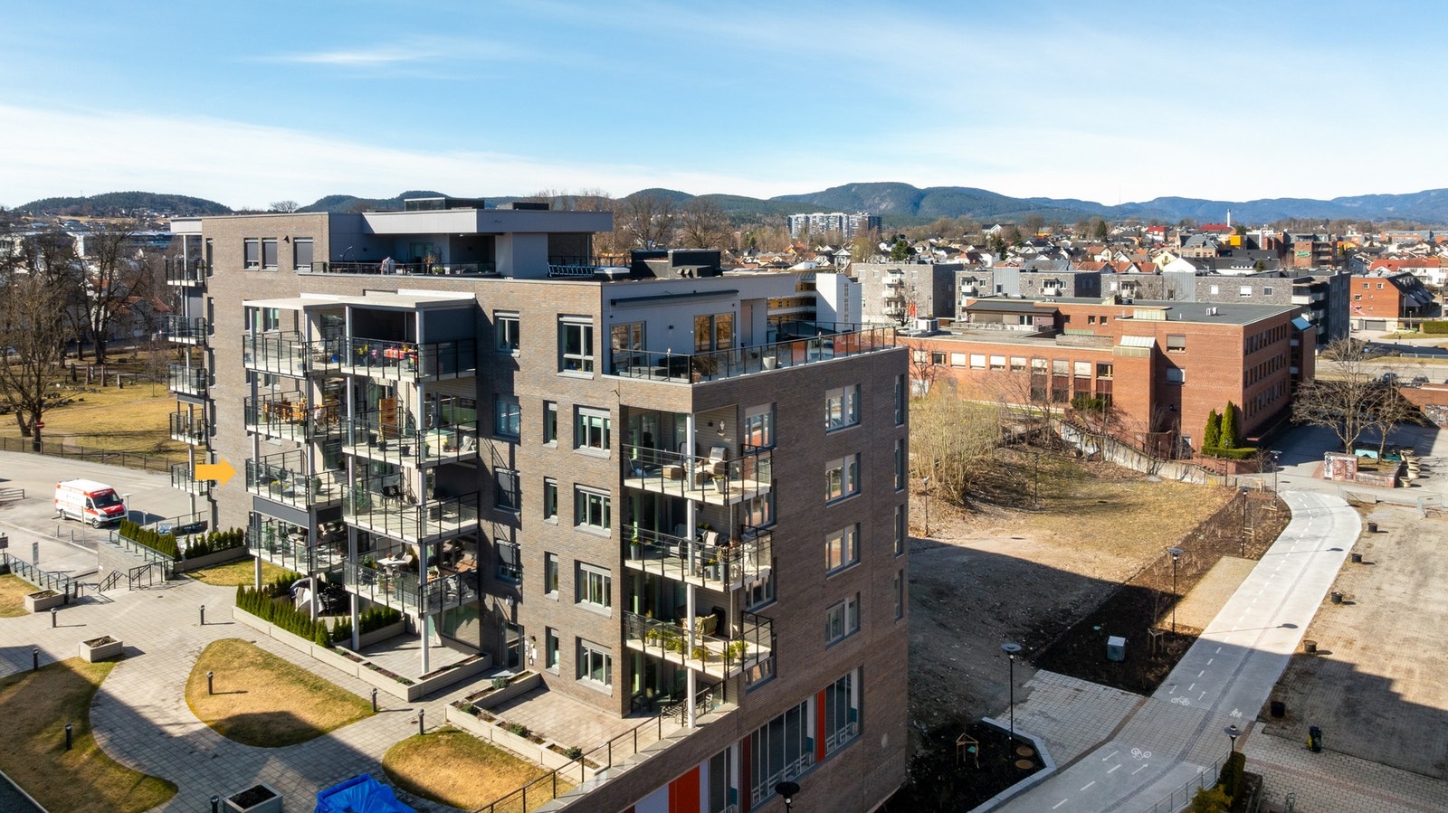 Utearealene til borettslaget inviterer til hygge og samvær med trivelige naboer Galleribilde