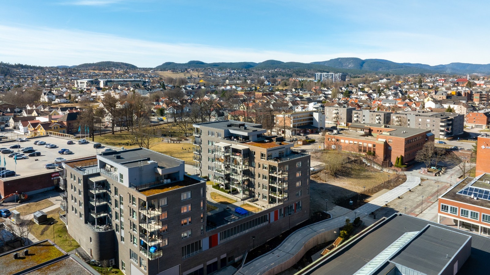 Parkeringsplass i felles garasjekjeller under leilighetsbyggene. Galleribilde