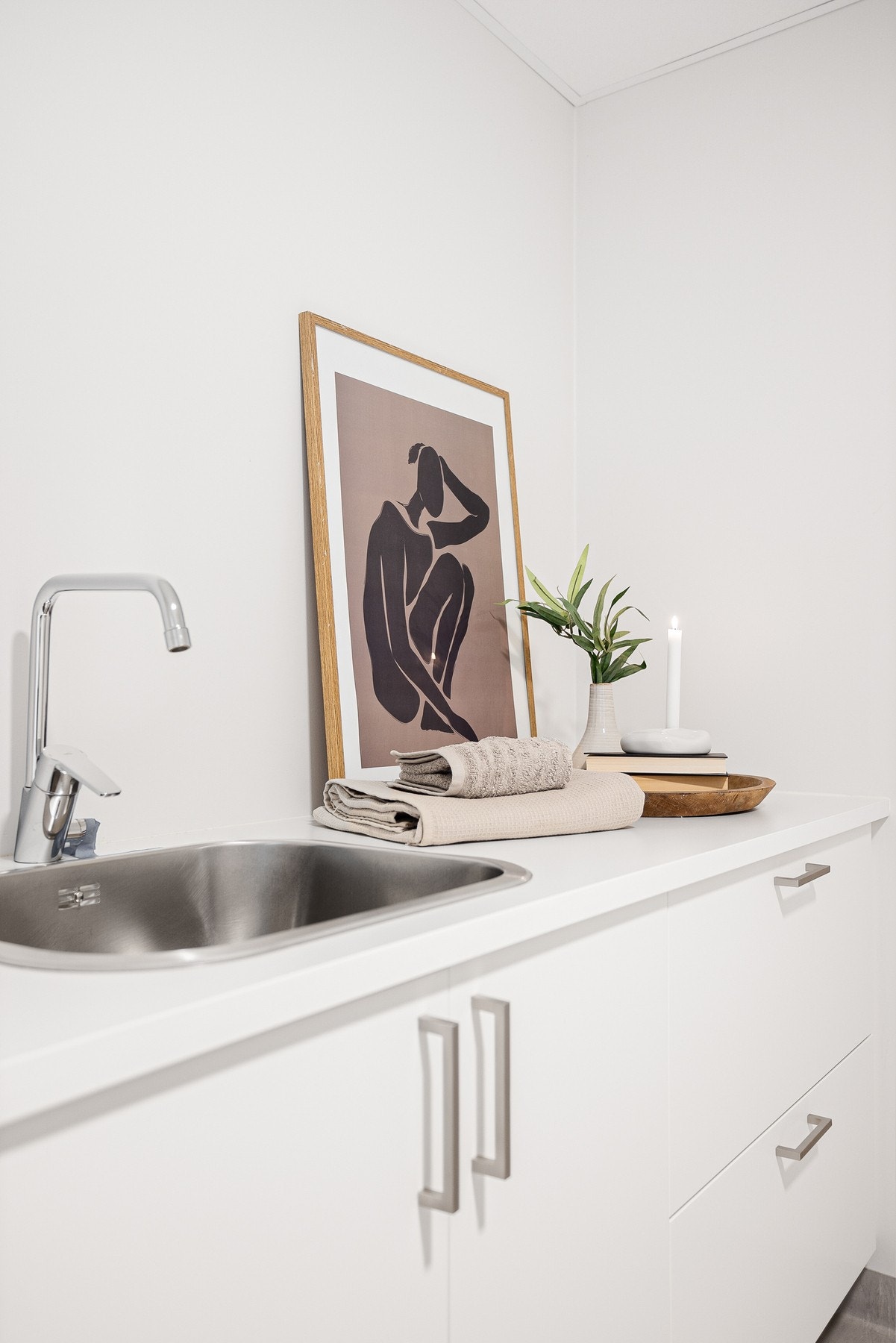 Med en praktisk innredning over vaskemaskin/tørketrommel, og ellers god plass til oppbevaring. Galleribilde