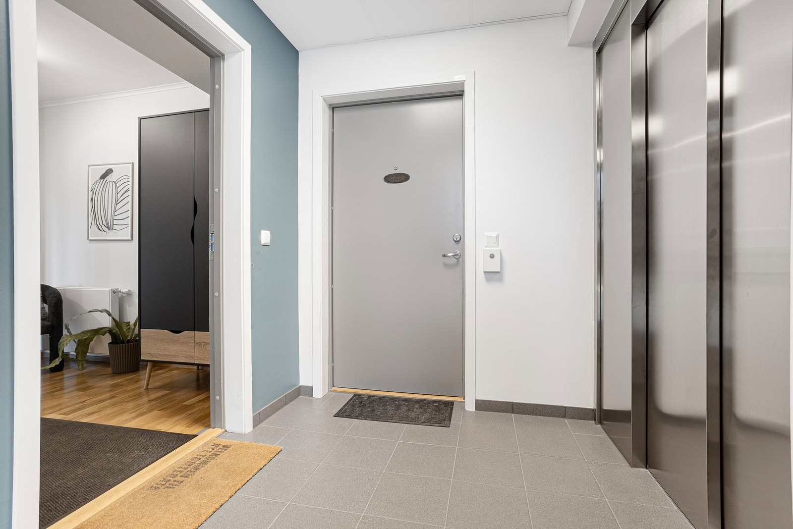 Det er heis fra garasjen helt opp til leiligheten. Galleribilde