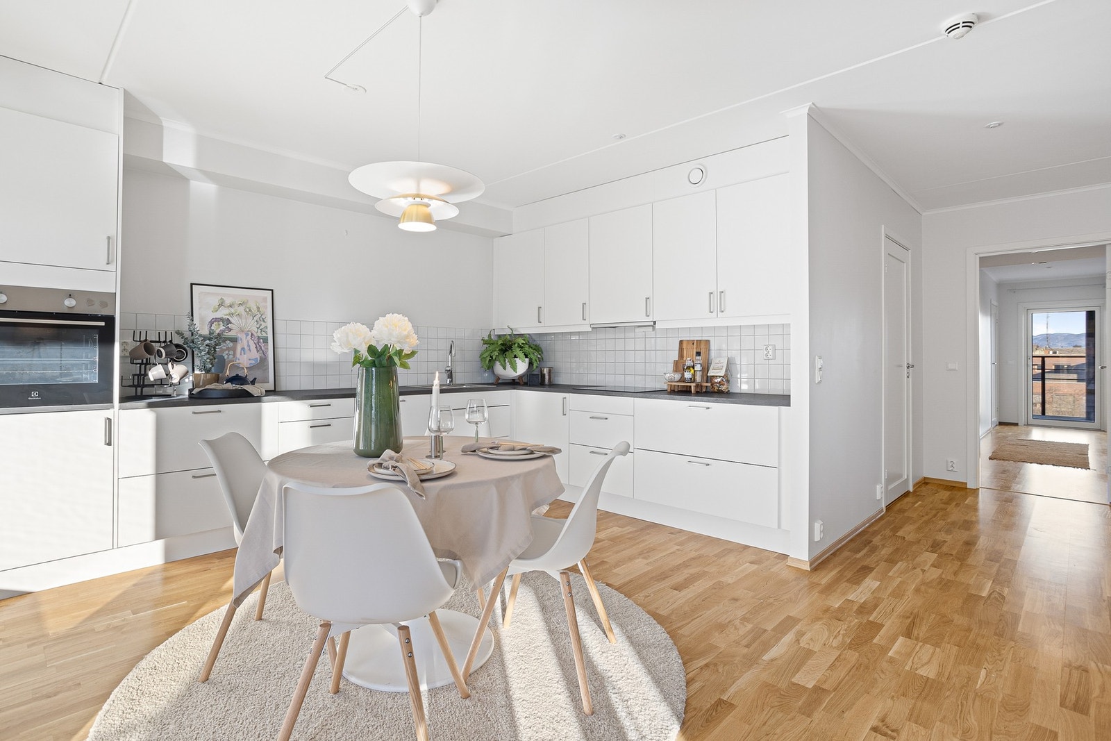 Sikkerheten er ivaretatt med Waterguard i våtsonen og komfyrvakt ved kokesonen. Galleribilde