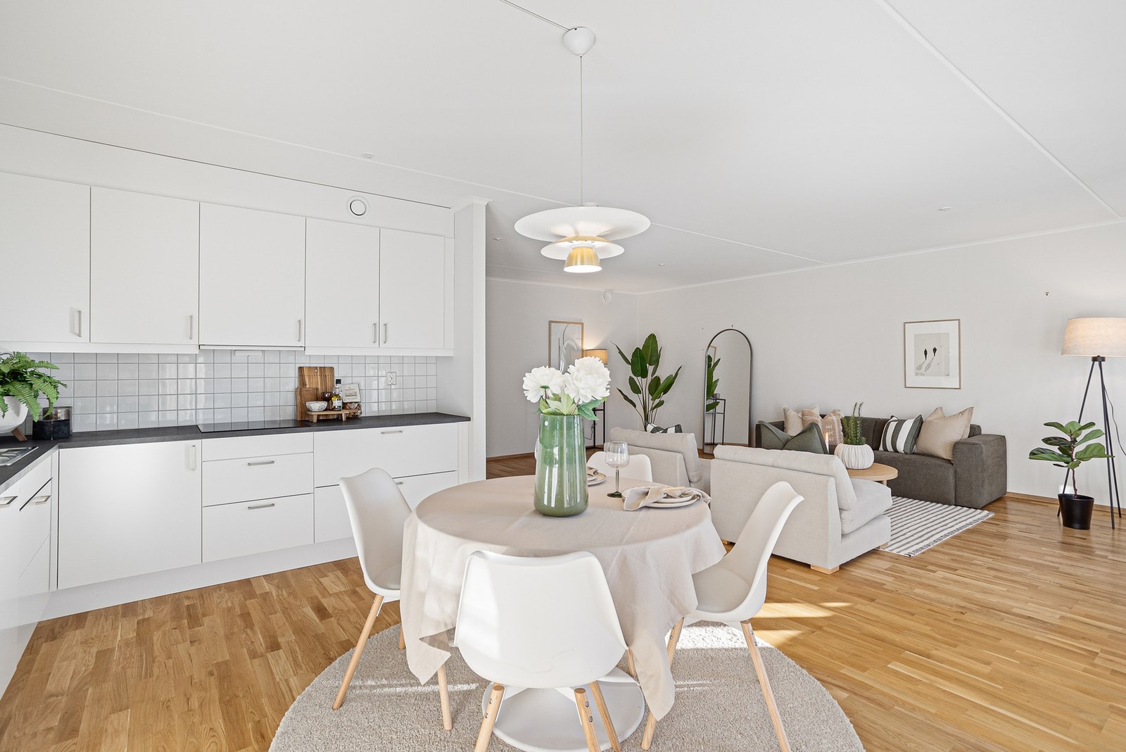 Stuen og soverommene er utstyrt med parkettgulv og veggene har slette, malte flater som gir en følelse av ro og harmoni. Galleribilde