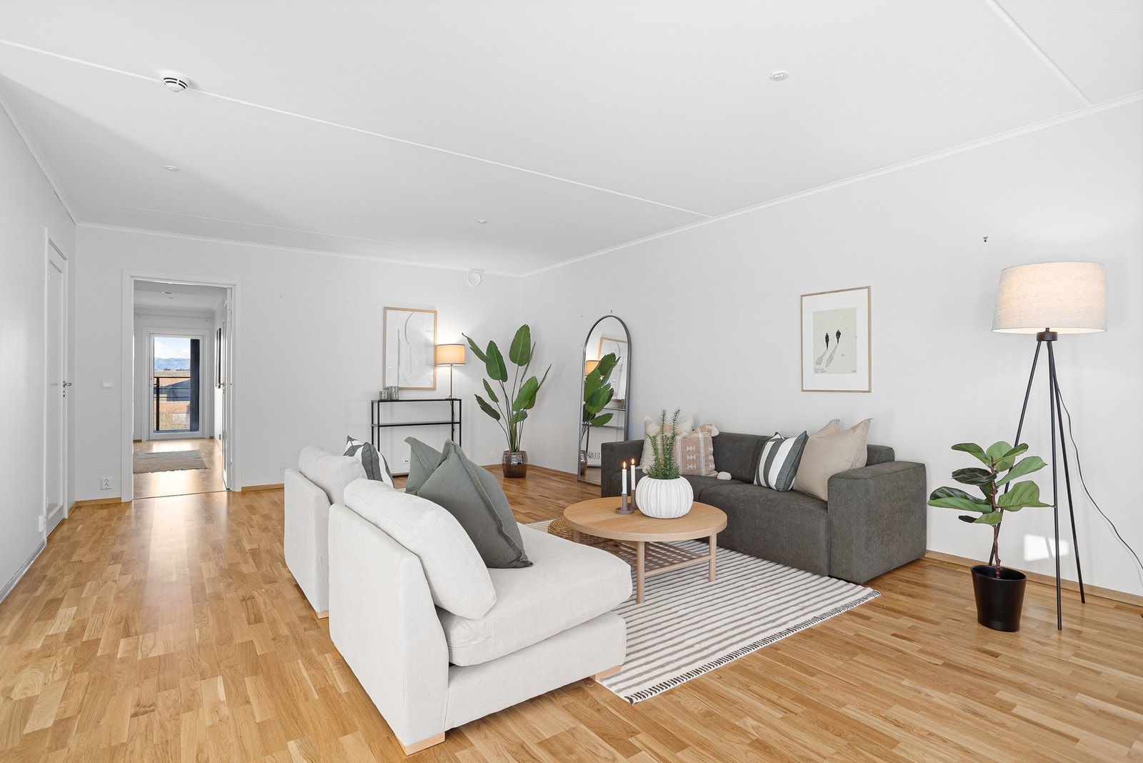 For økt komfort er leiligheten oppvarmet med vannbårne radiatorer i oppholdsrommene. Galleribilde