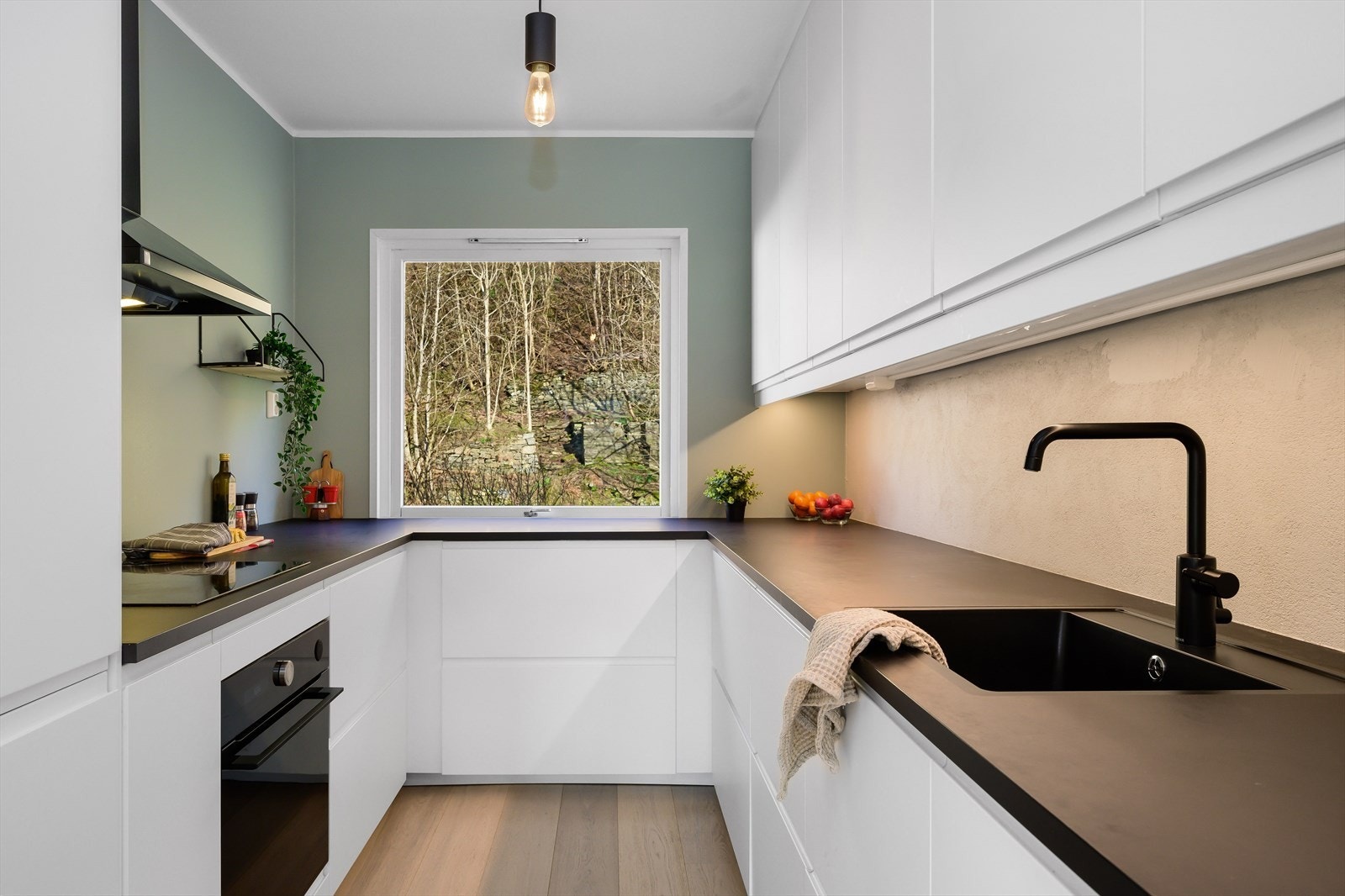 Kjøkkeninnredning med god-skap og benkeplass Galleribilde